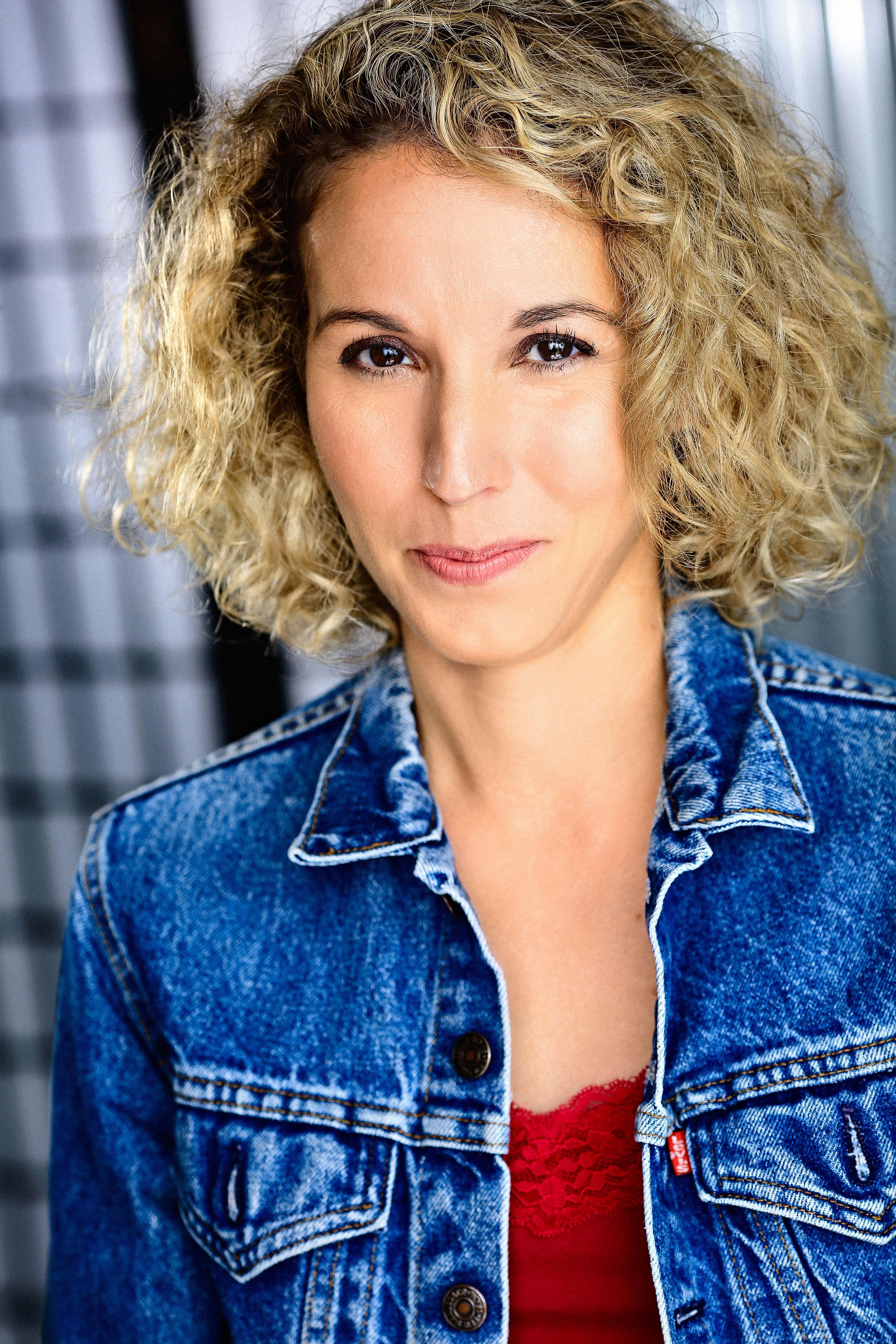 actor Jennifer Ball large photo