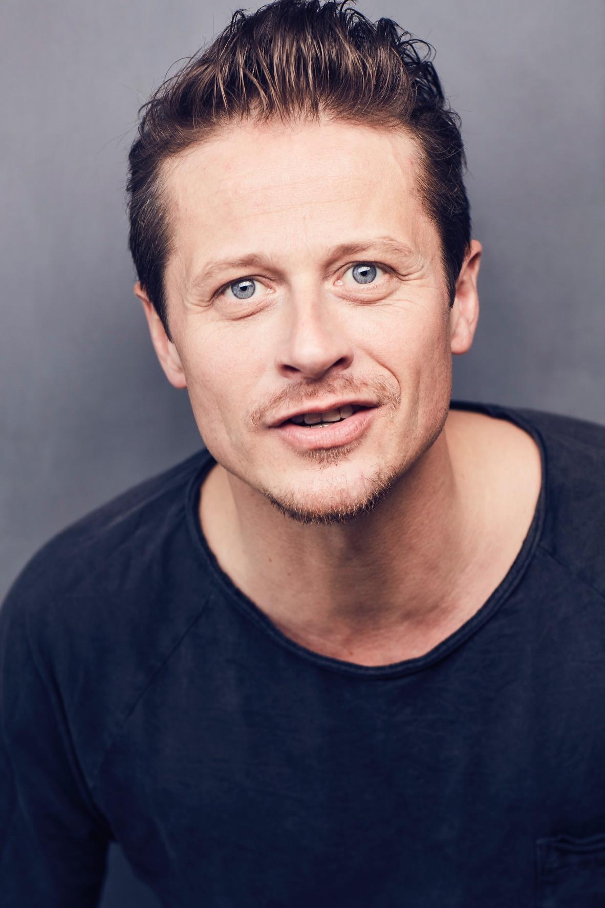 actor Roman Knizka large photo