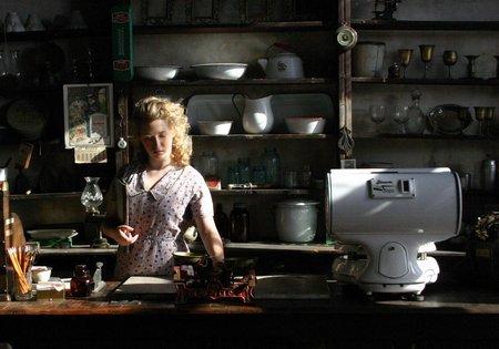 actor Stephanie Sawyer large photo