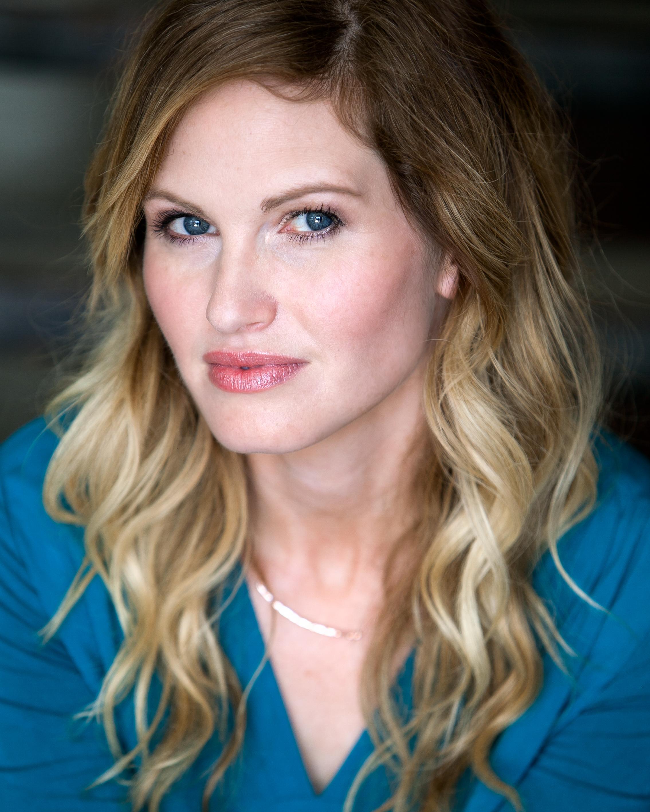 actor Hailey Smith large photo