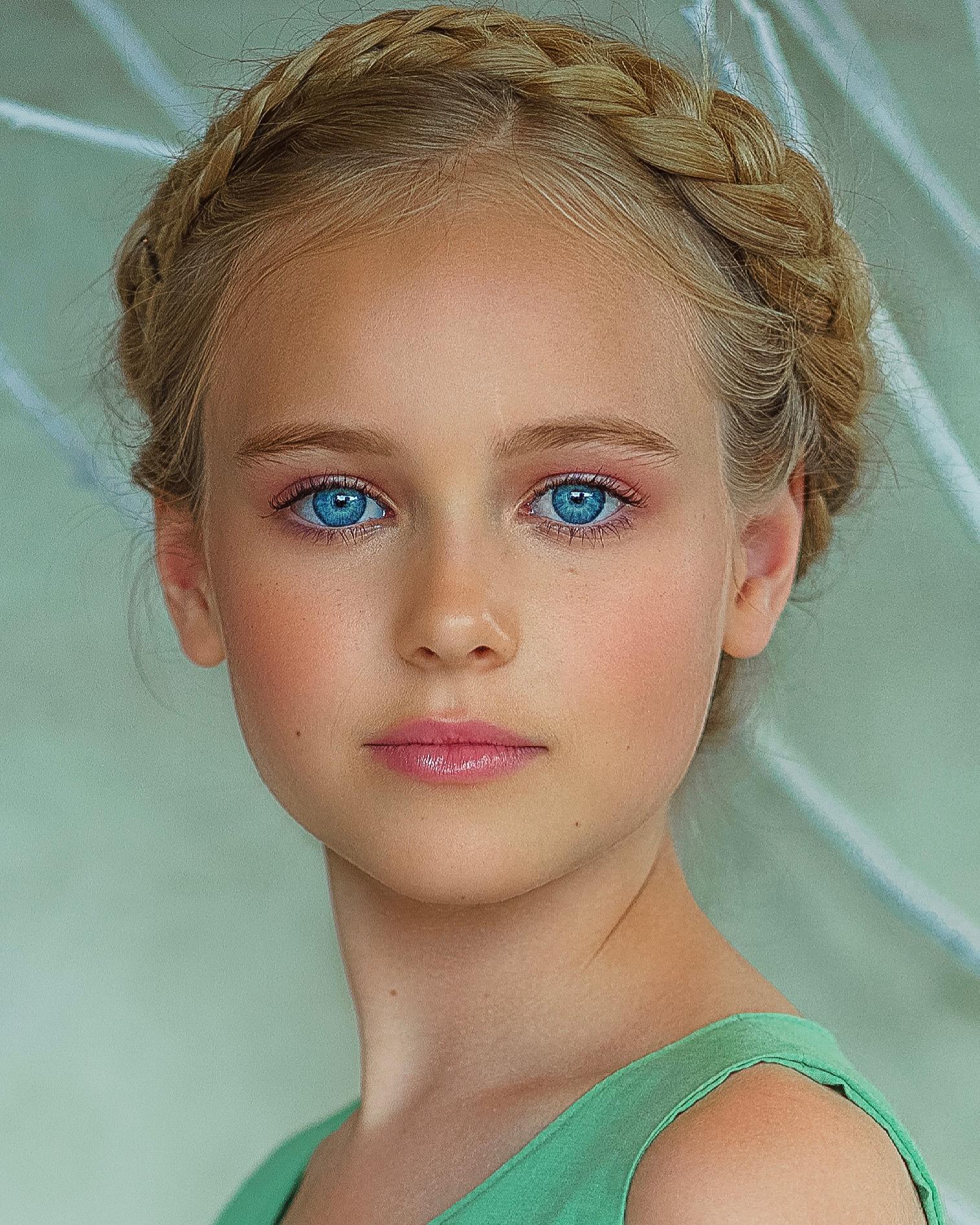 actor Karelina Clarke large photo