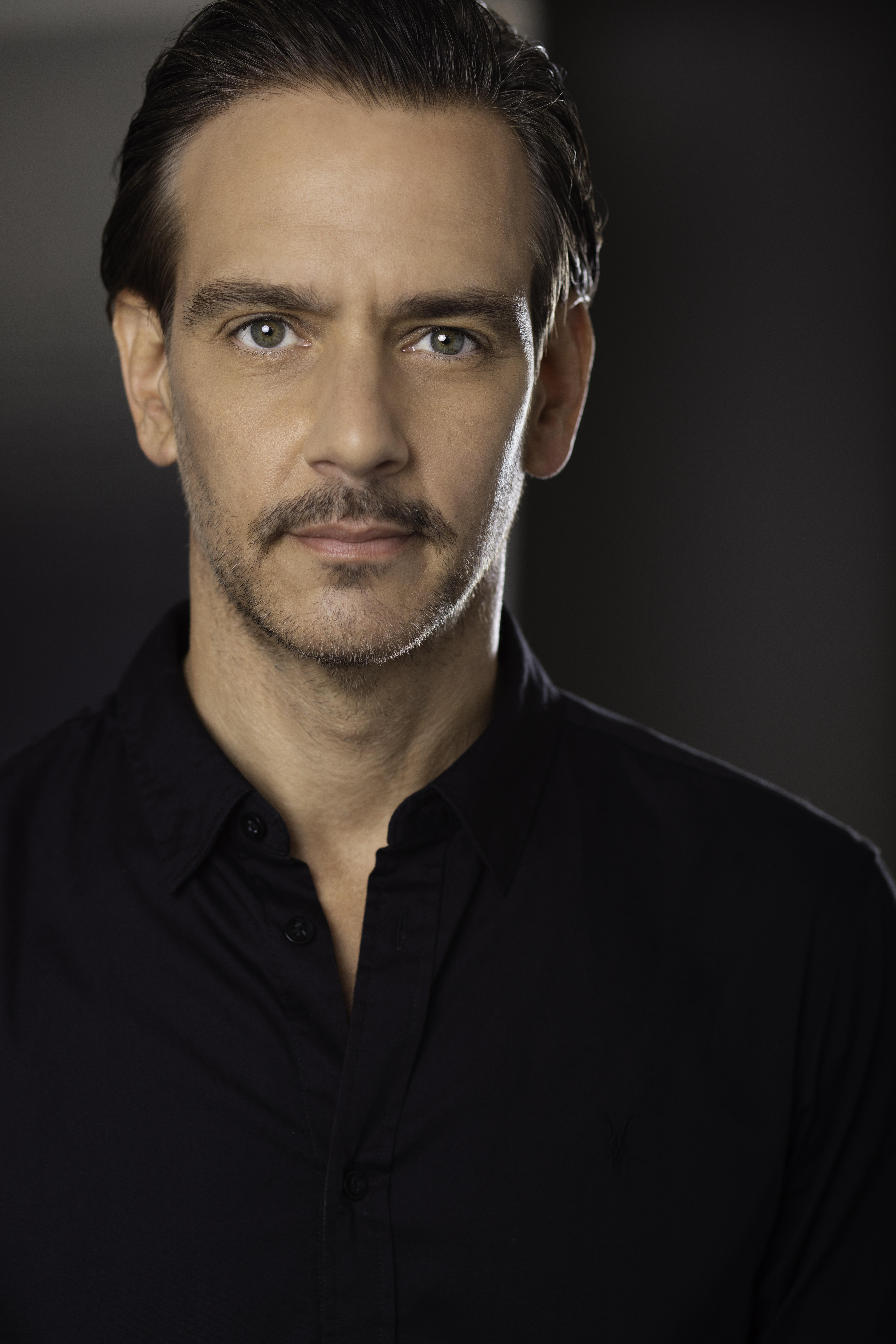 actor Scott Logan large photo