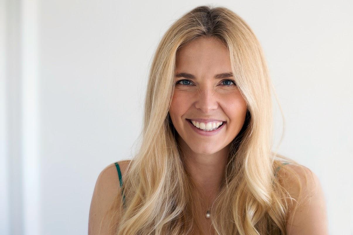 actor Claudia Dzienny large photo