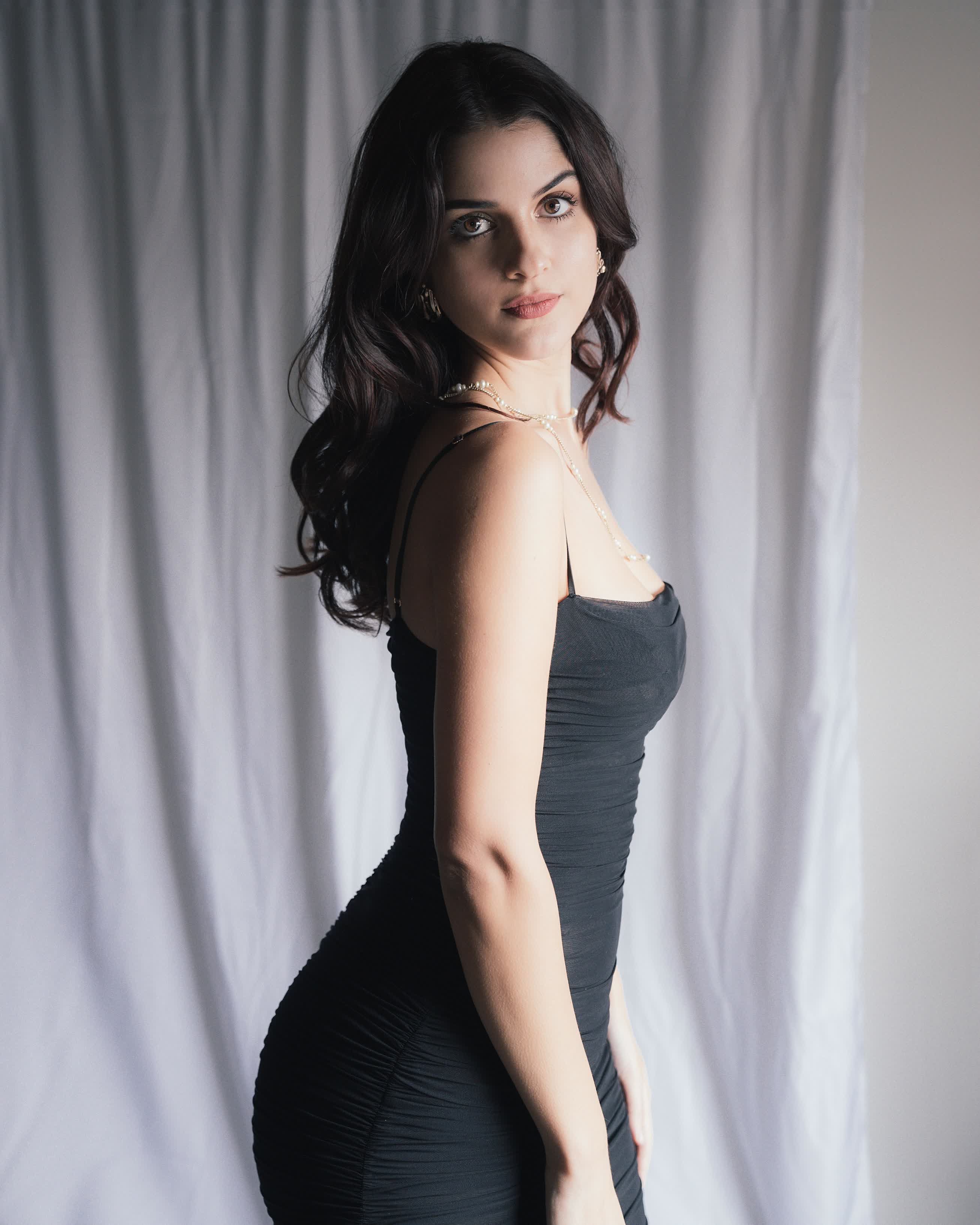 actor Kiana Madani large photo