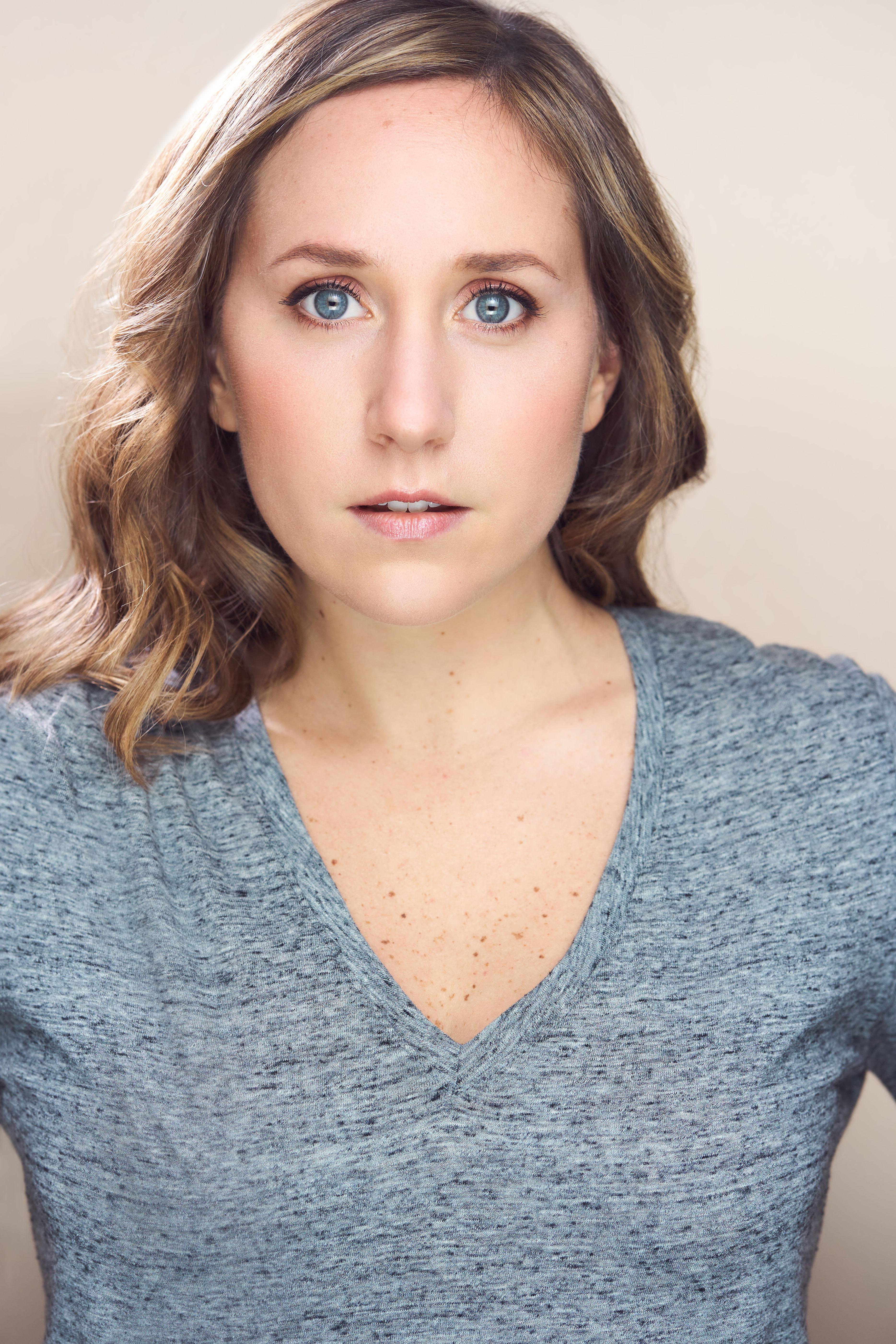 actor Emily Kratter large photo