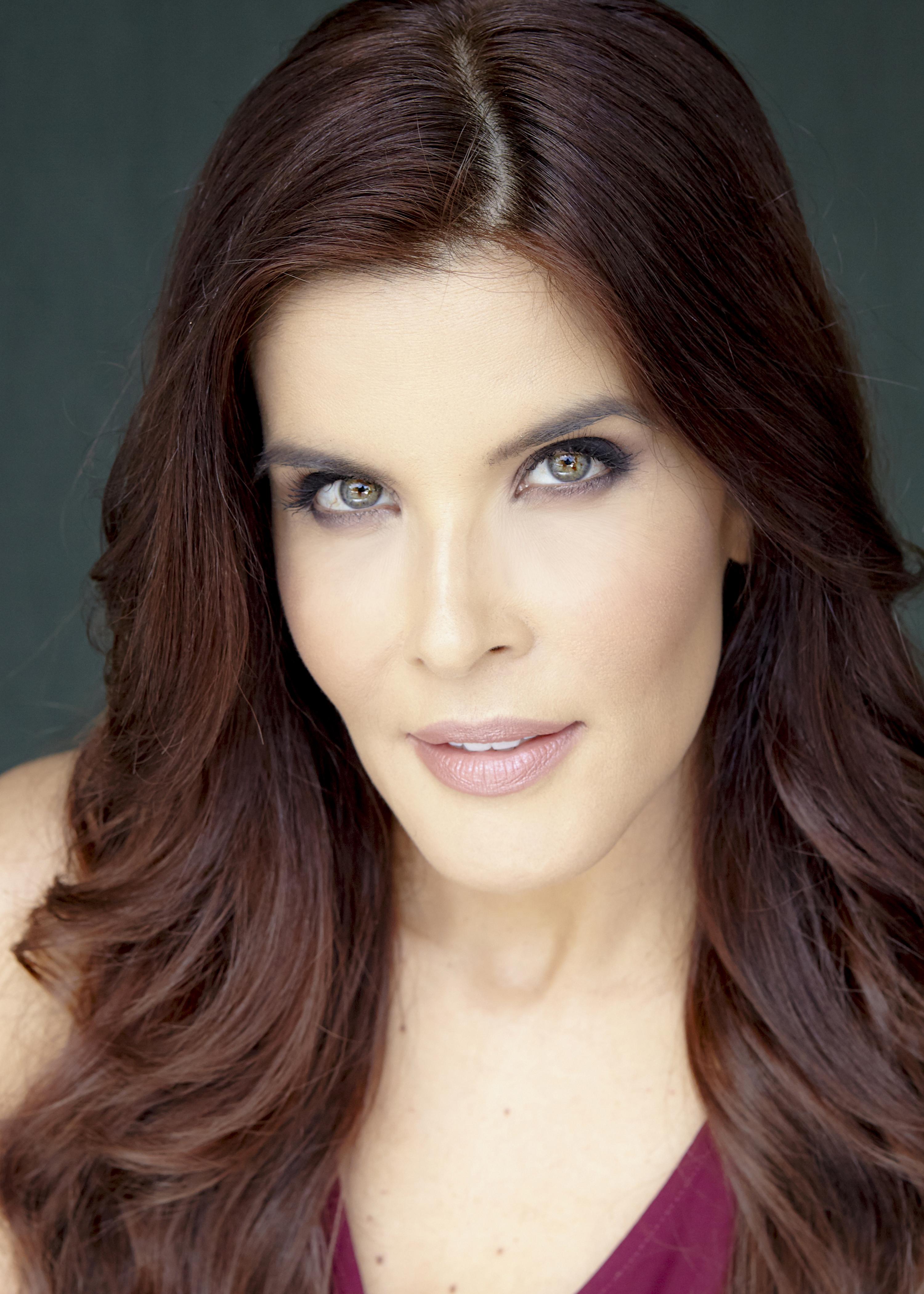 actor Adriana Cataño large photo