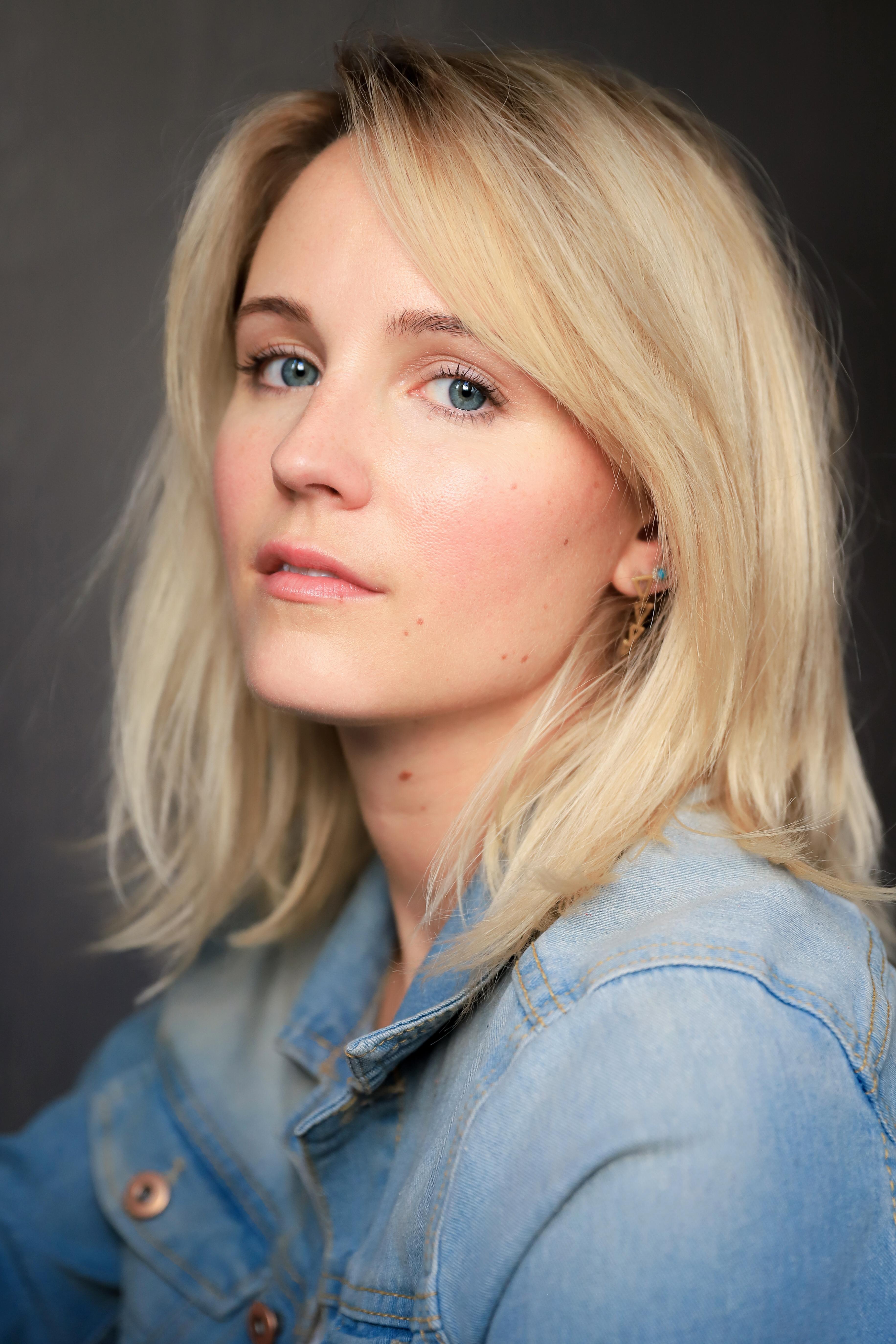 actor Sara Fletcher large photo