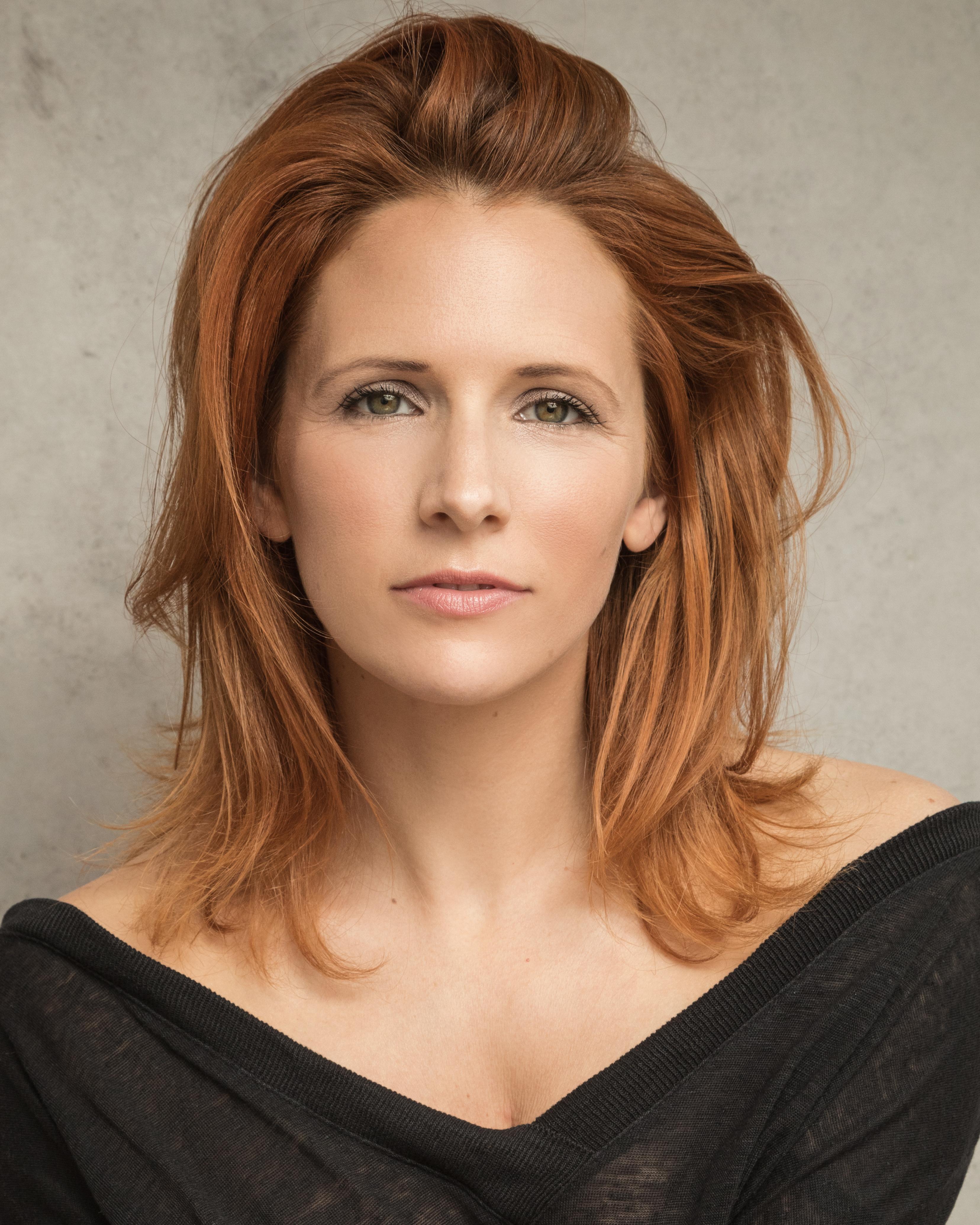 actor Victoria Broom large photo