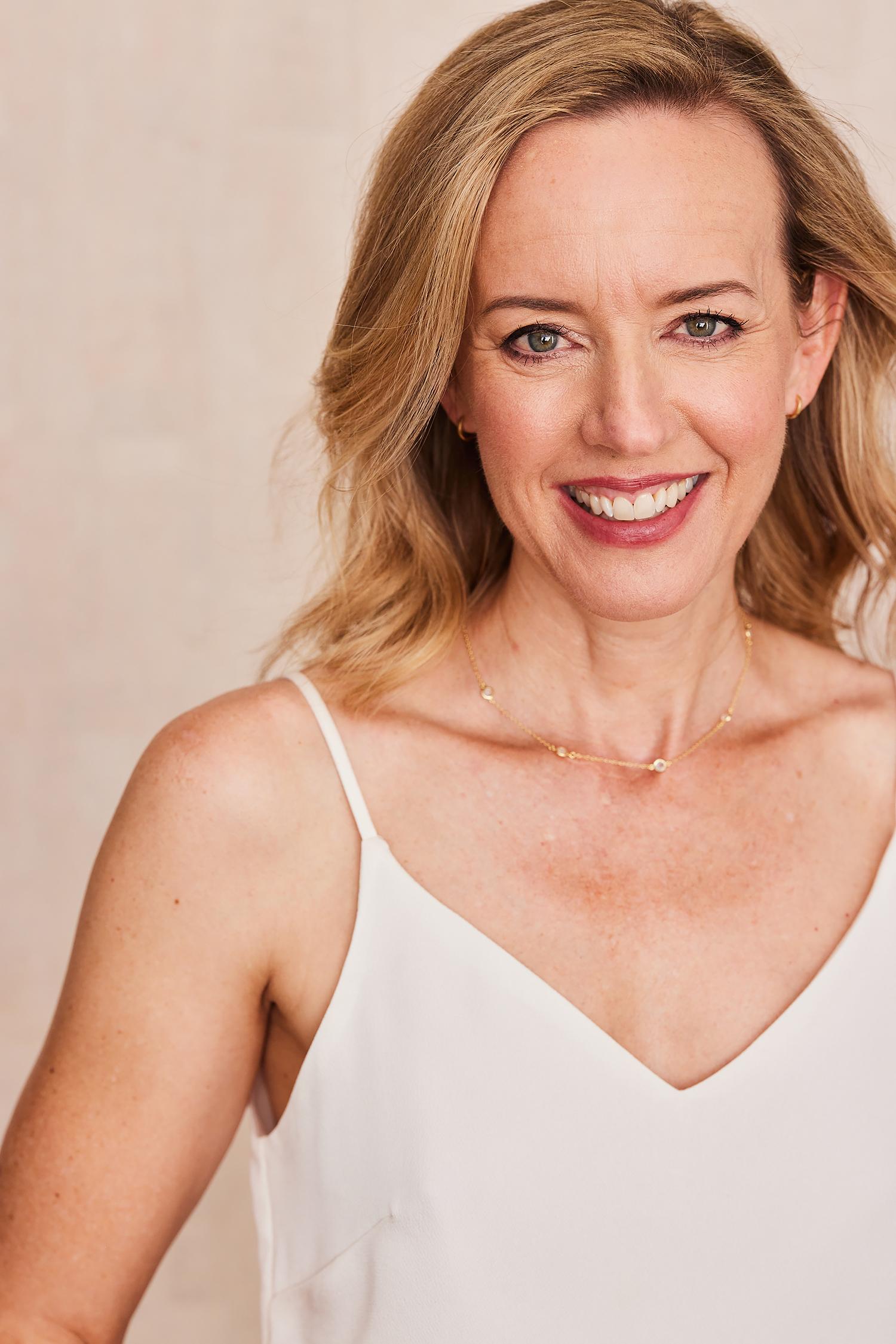 actor Laura Faye Smith large photo