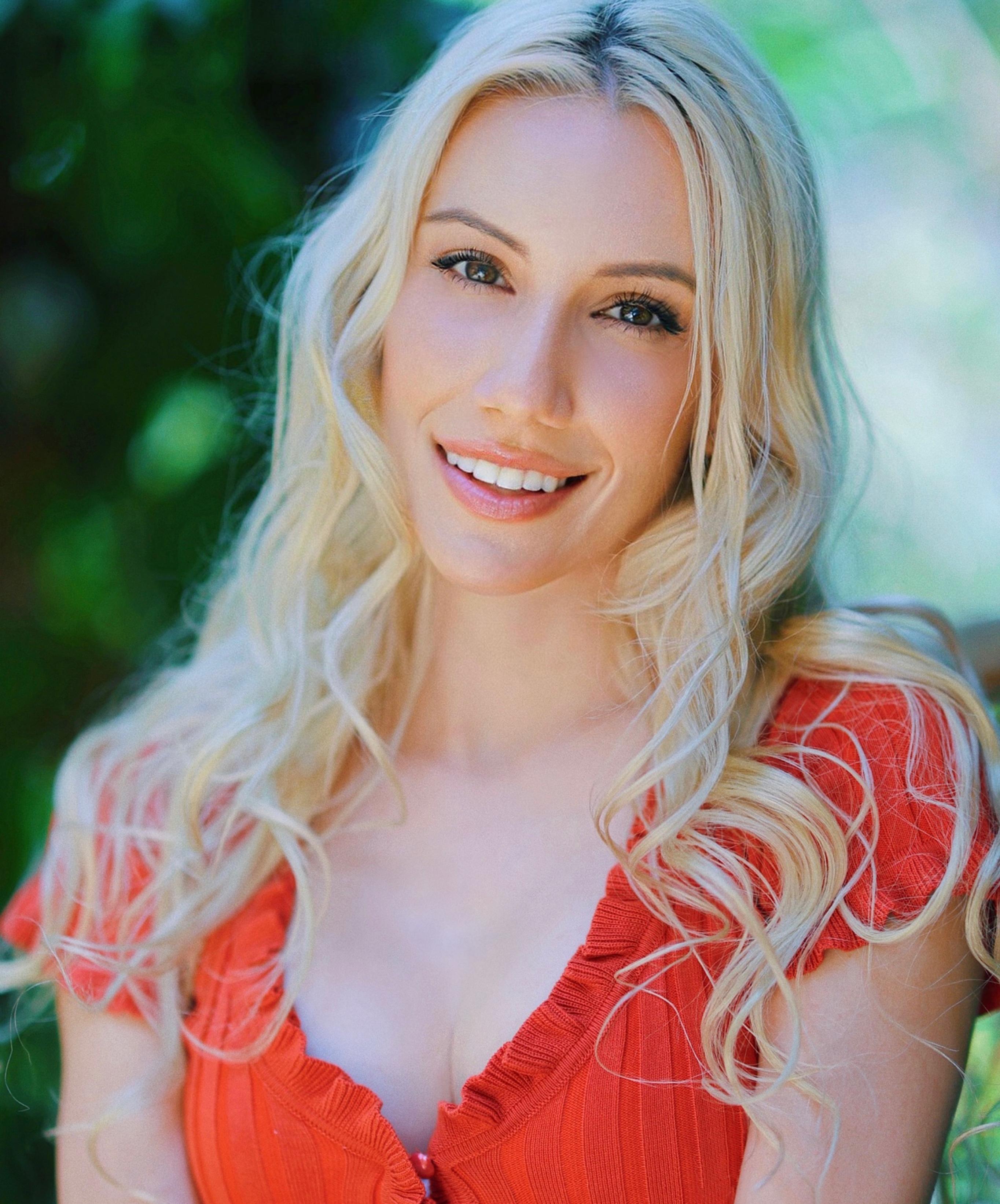 actor Danielle Krivak large photo