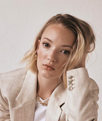 actor Raffiella Chapman large photo