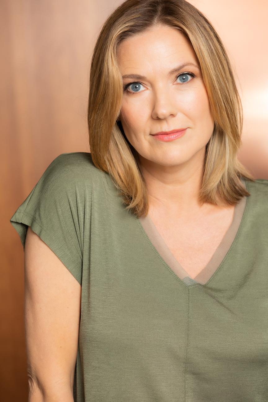 actor Allison Ewing large photo