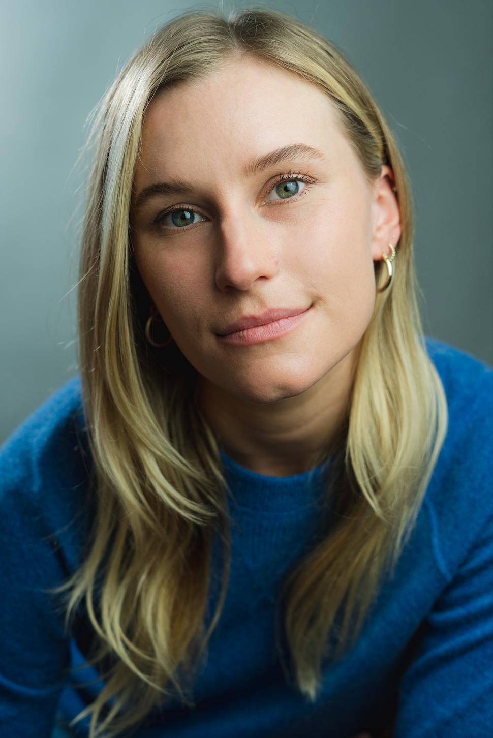 actor Nora Garrett large photo