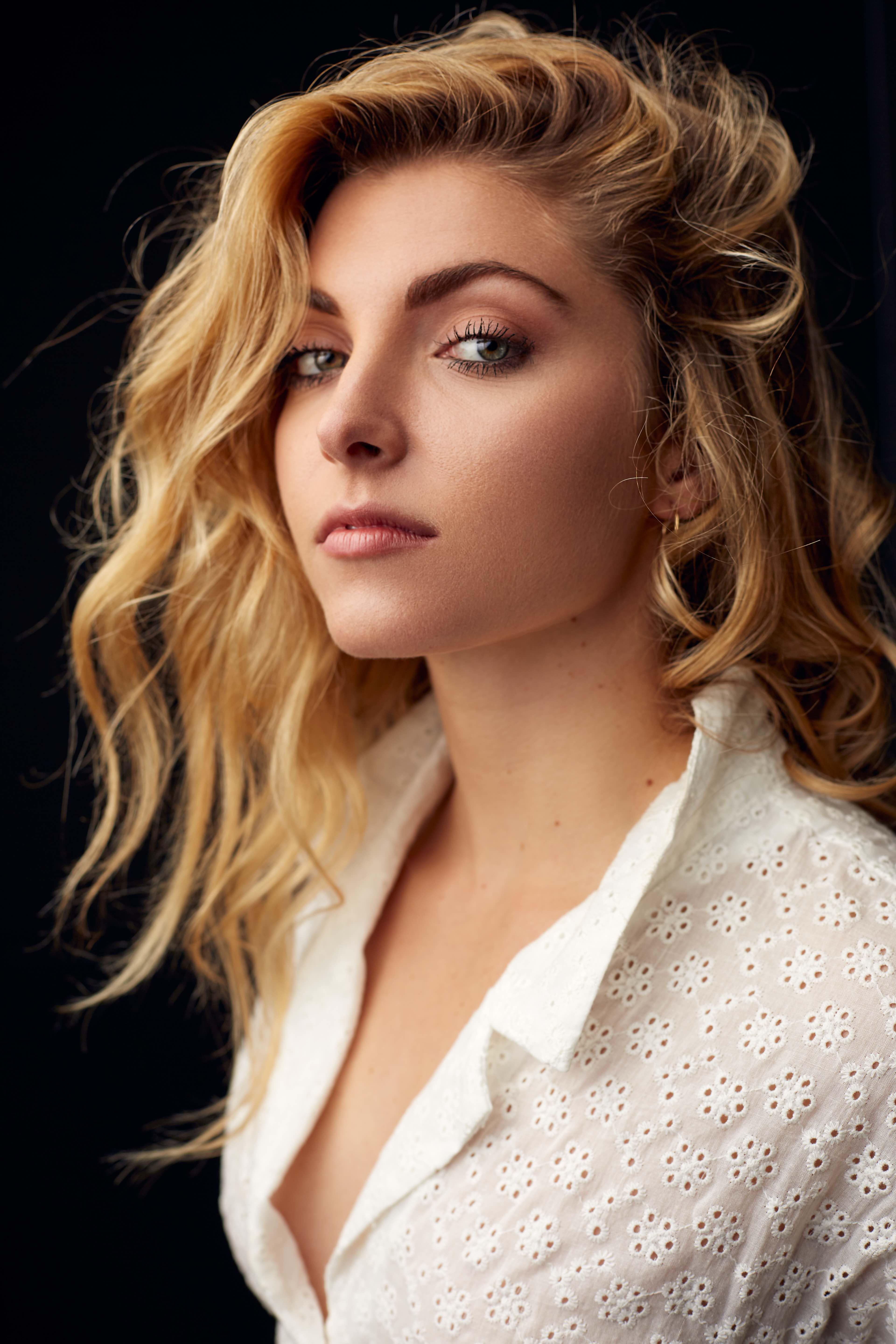 actor Christina Sturgeon large photo