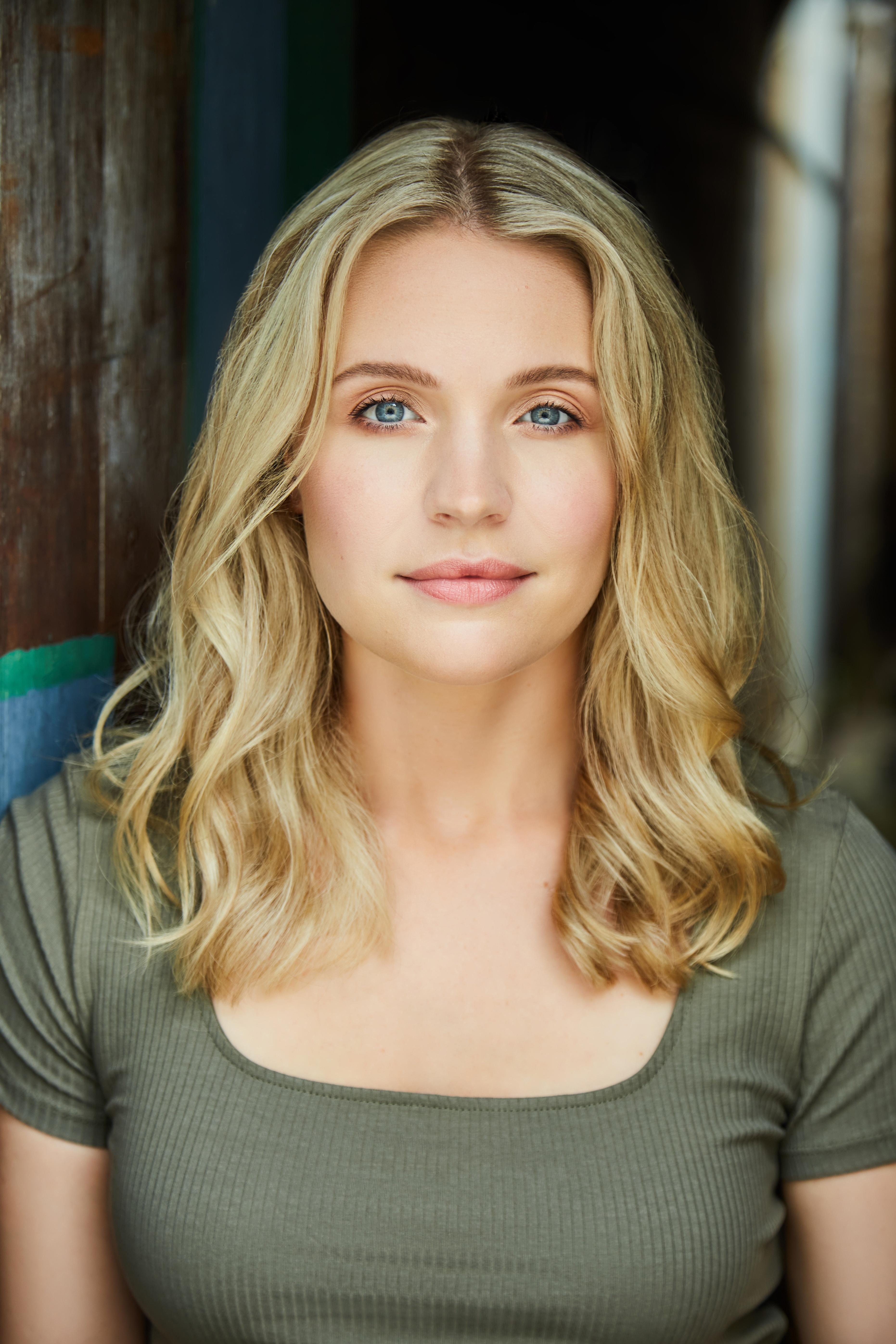 actor Grace Graznak large photo