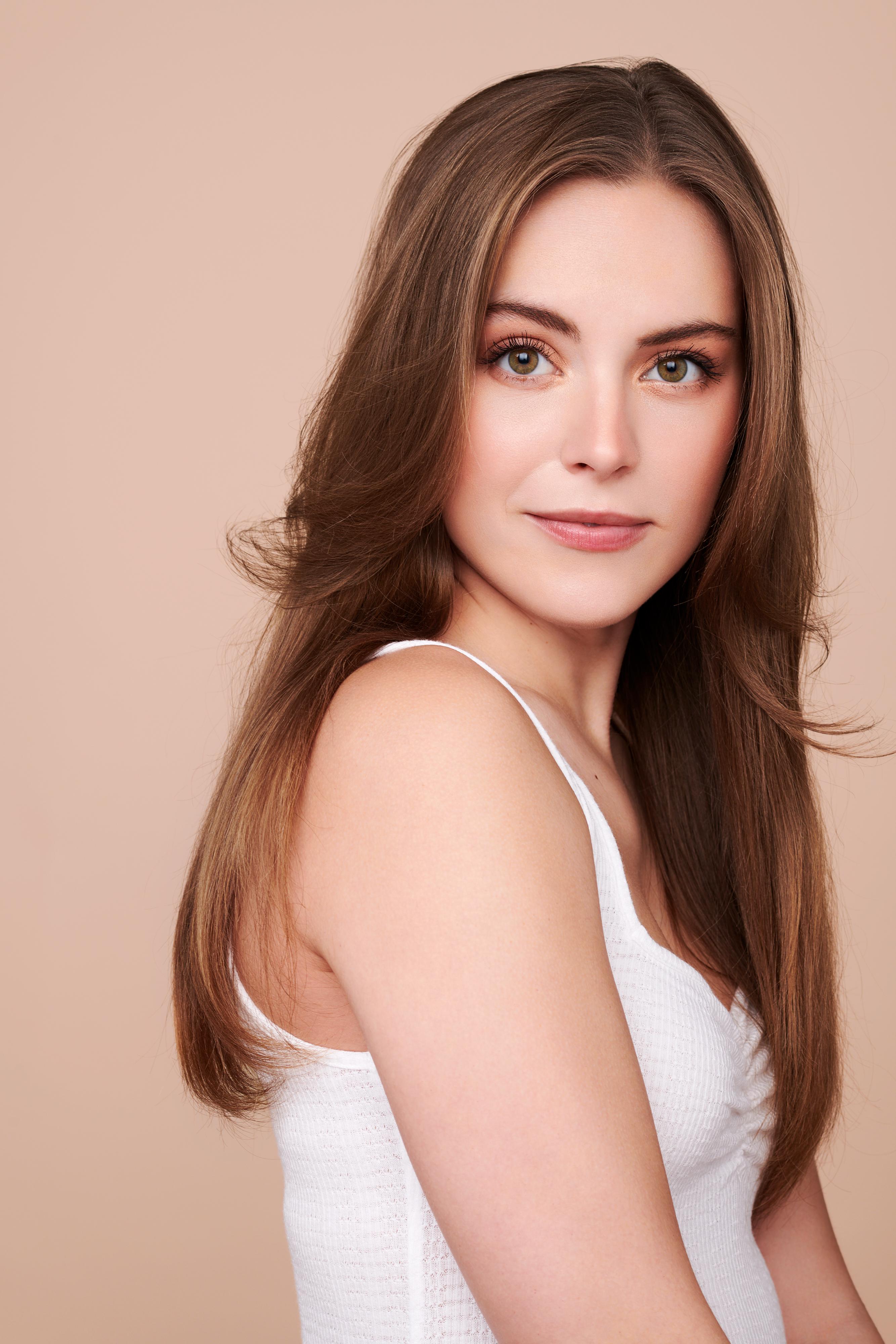 actor Olivia Koukol large photo