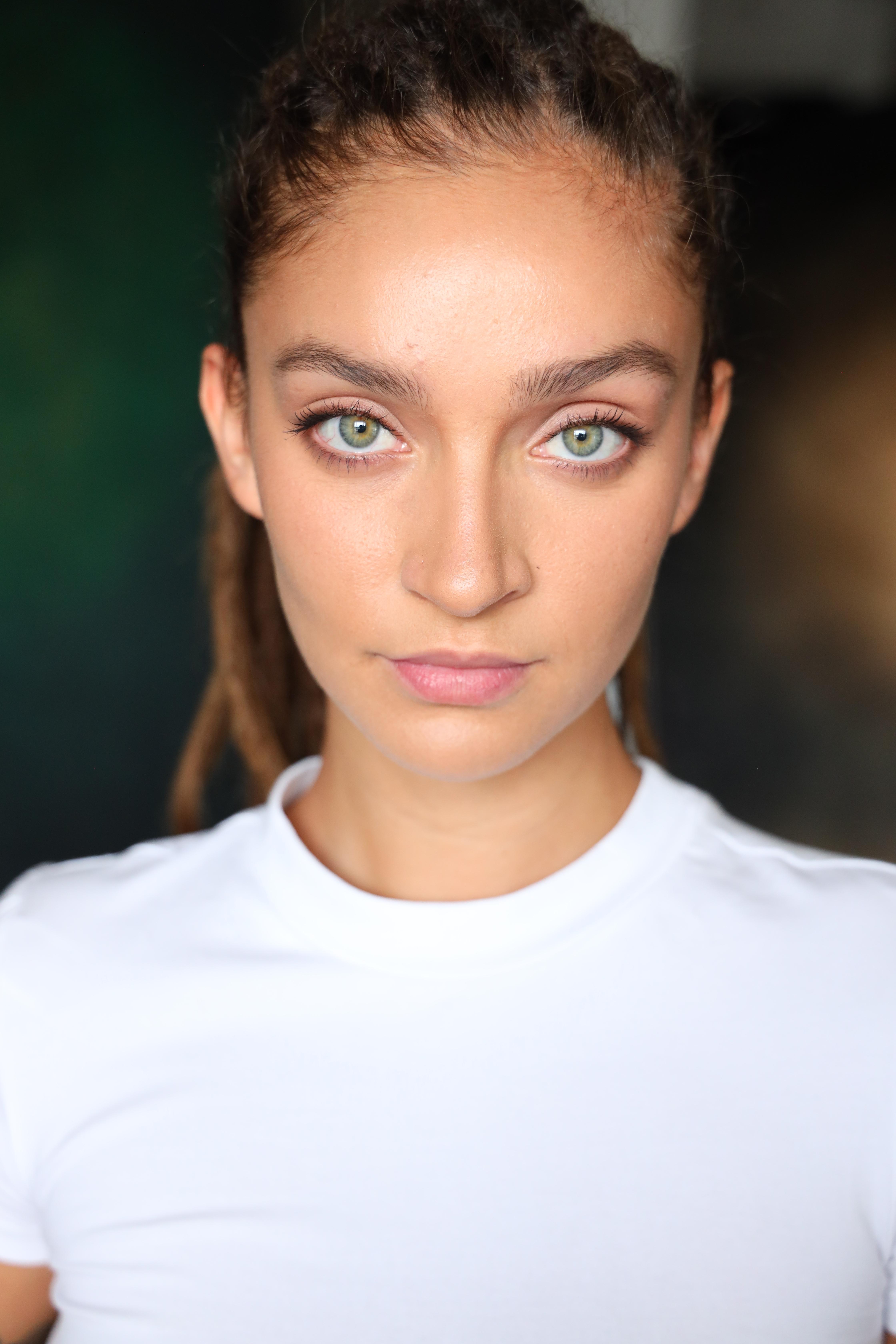 actor Carli McIntyre large photo