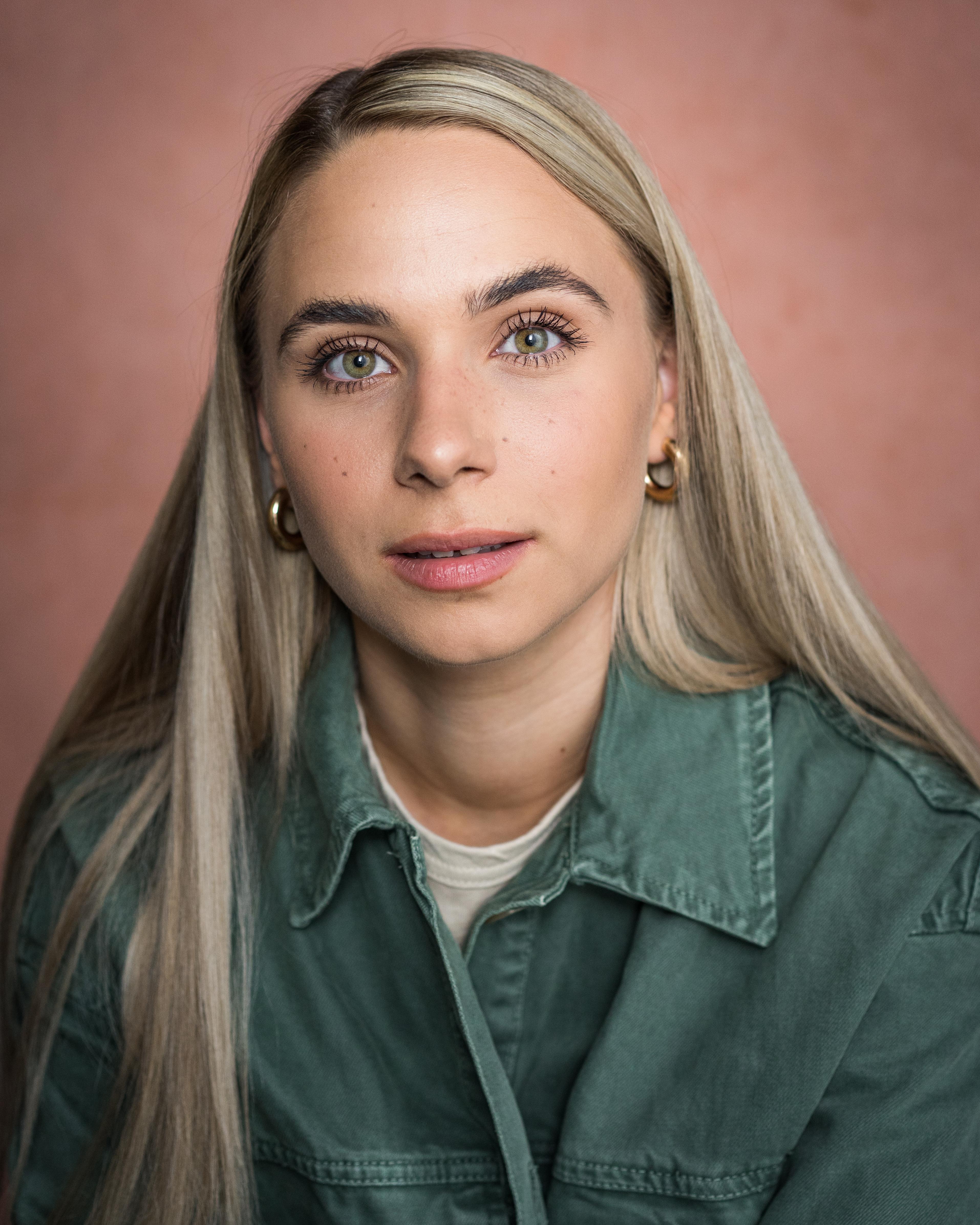 actor Farrah Cave large photo