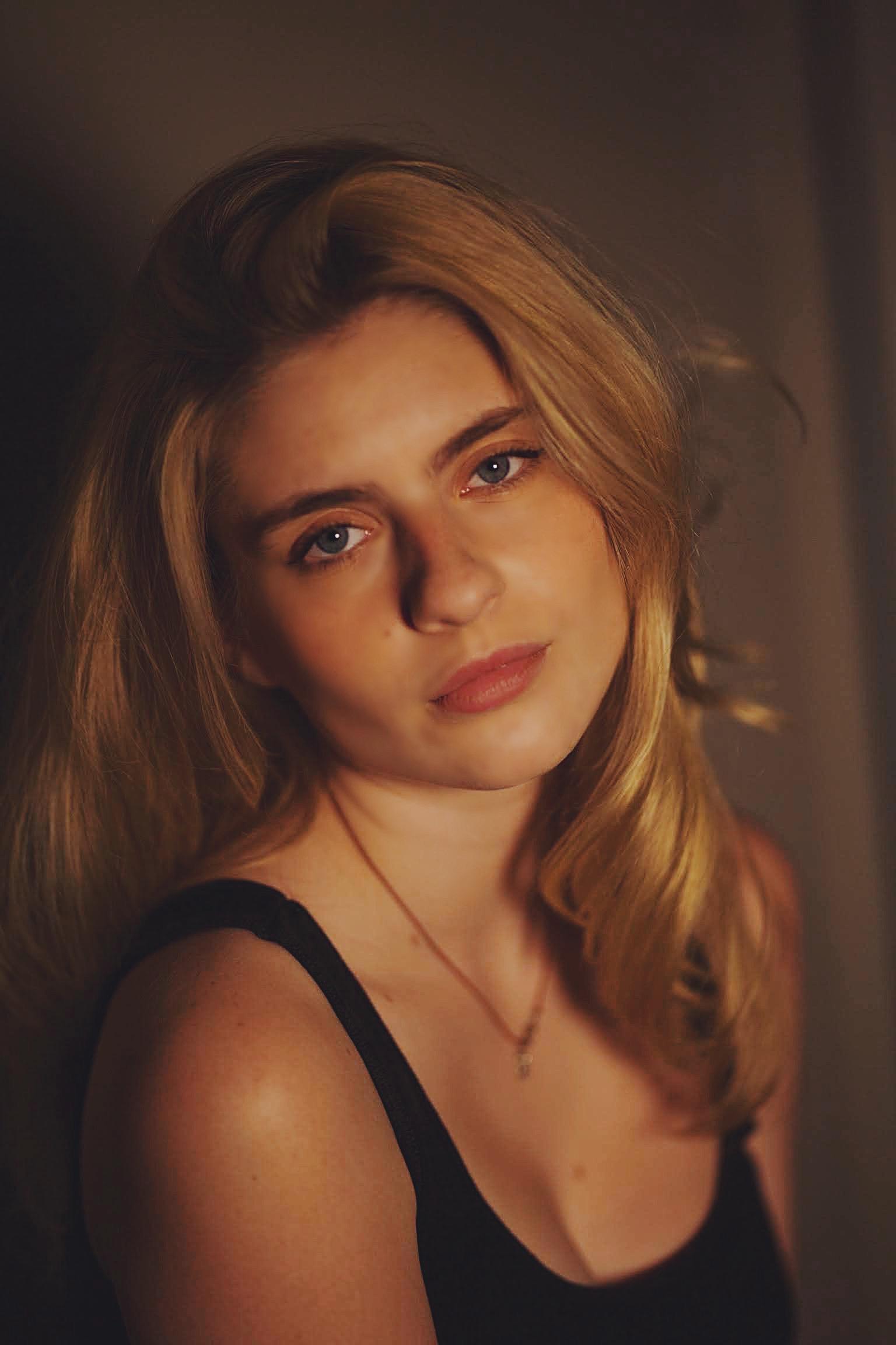 actor Taylor Ann Thompson large photo