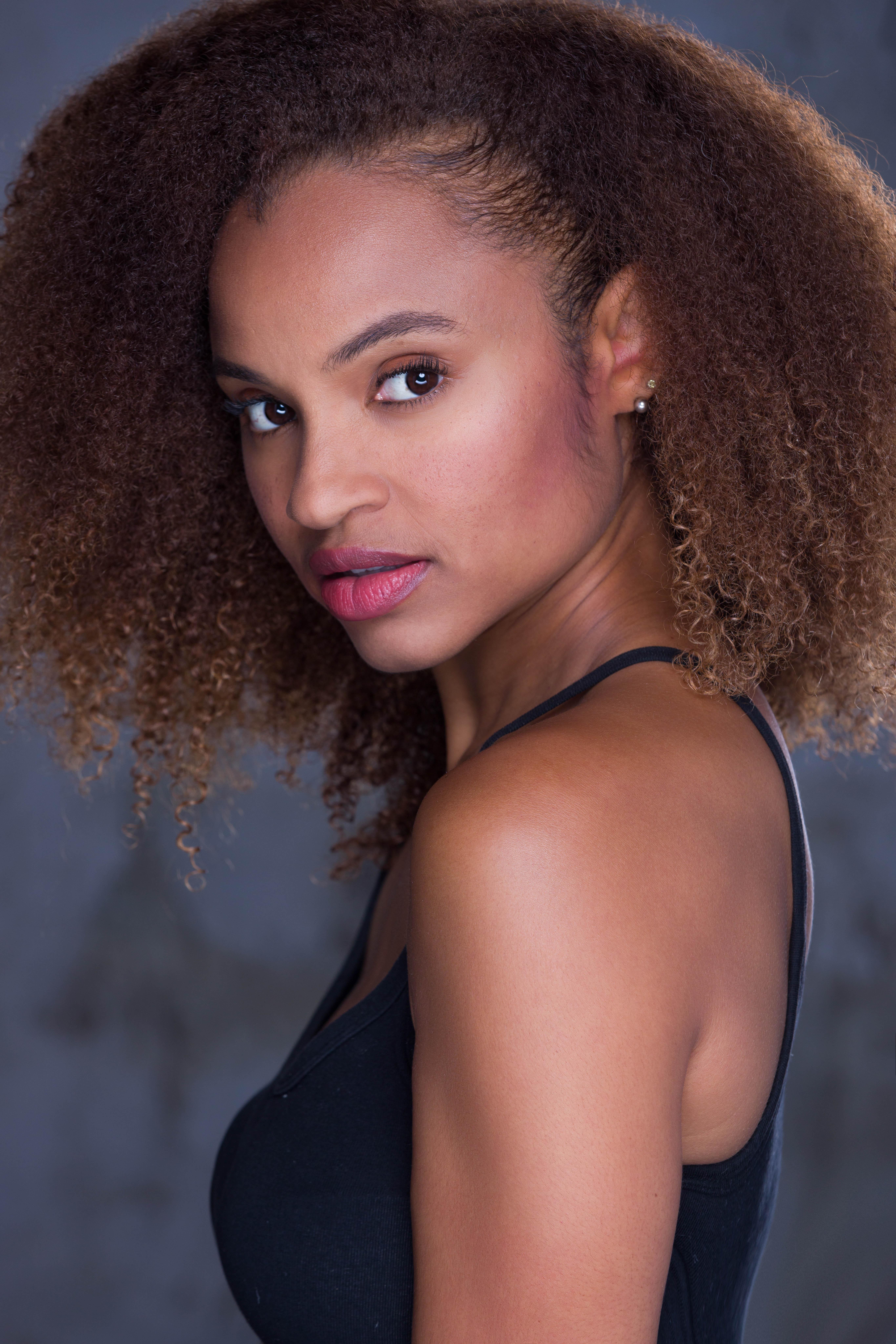 actor Calida Jones large photo