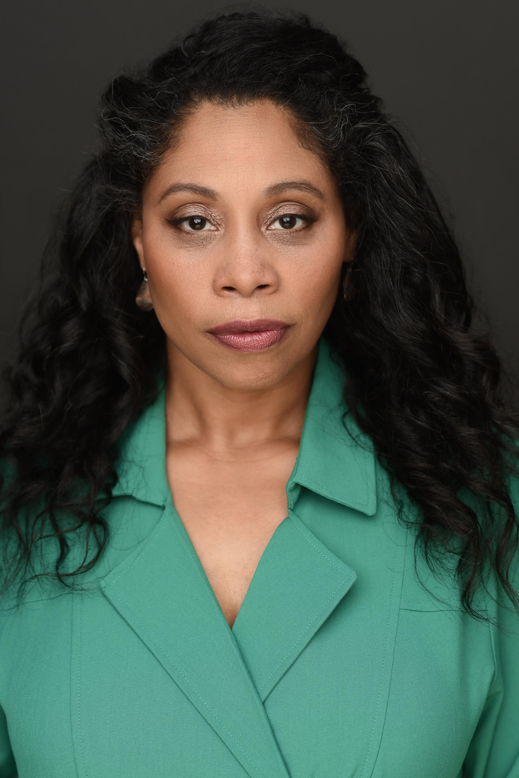 actor Lynda Suarez large photo