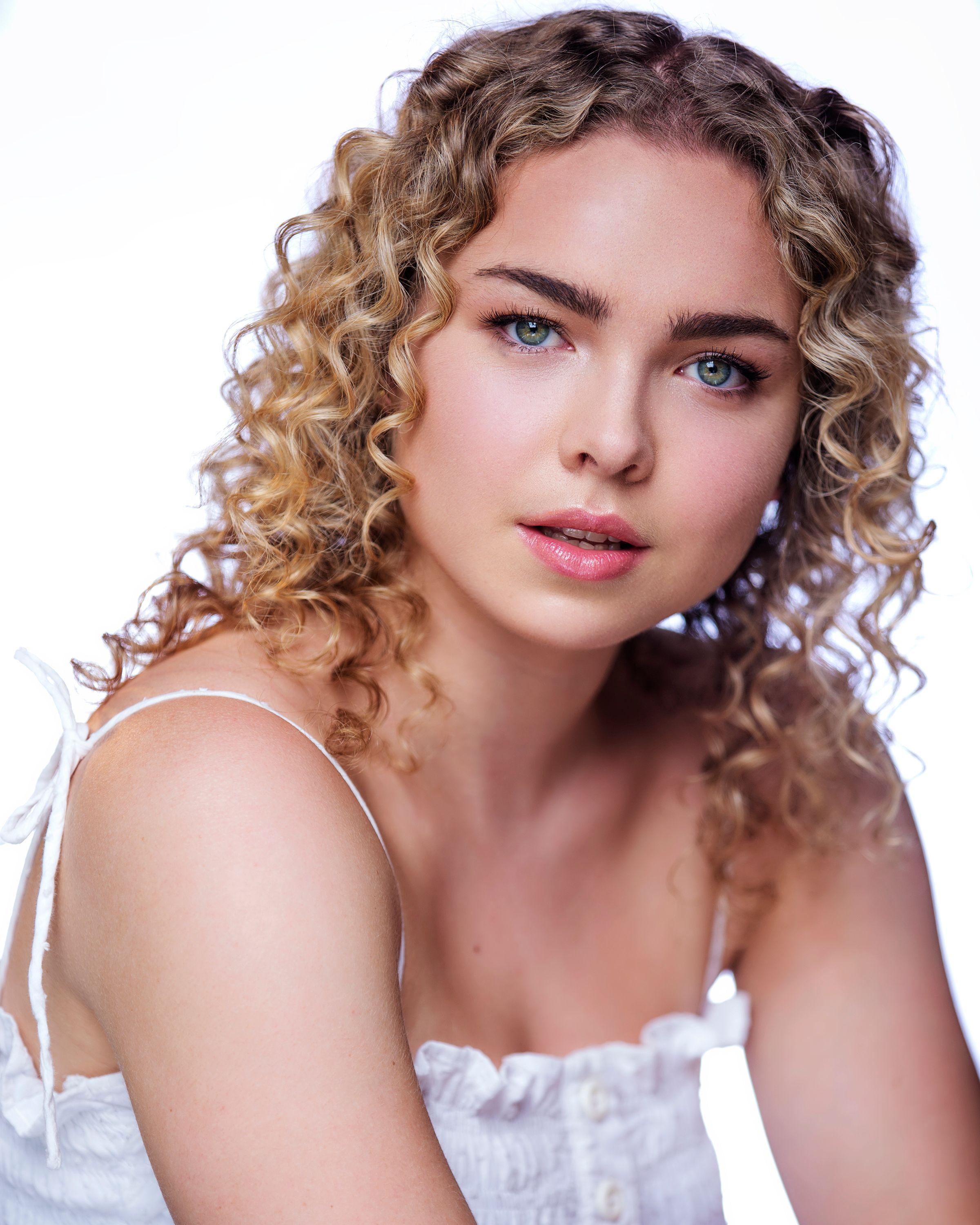 actor Ella Proberts large photo