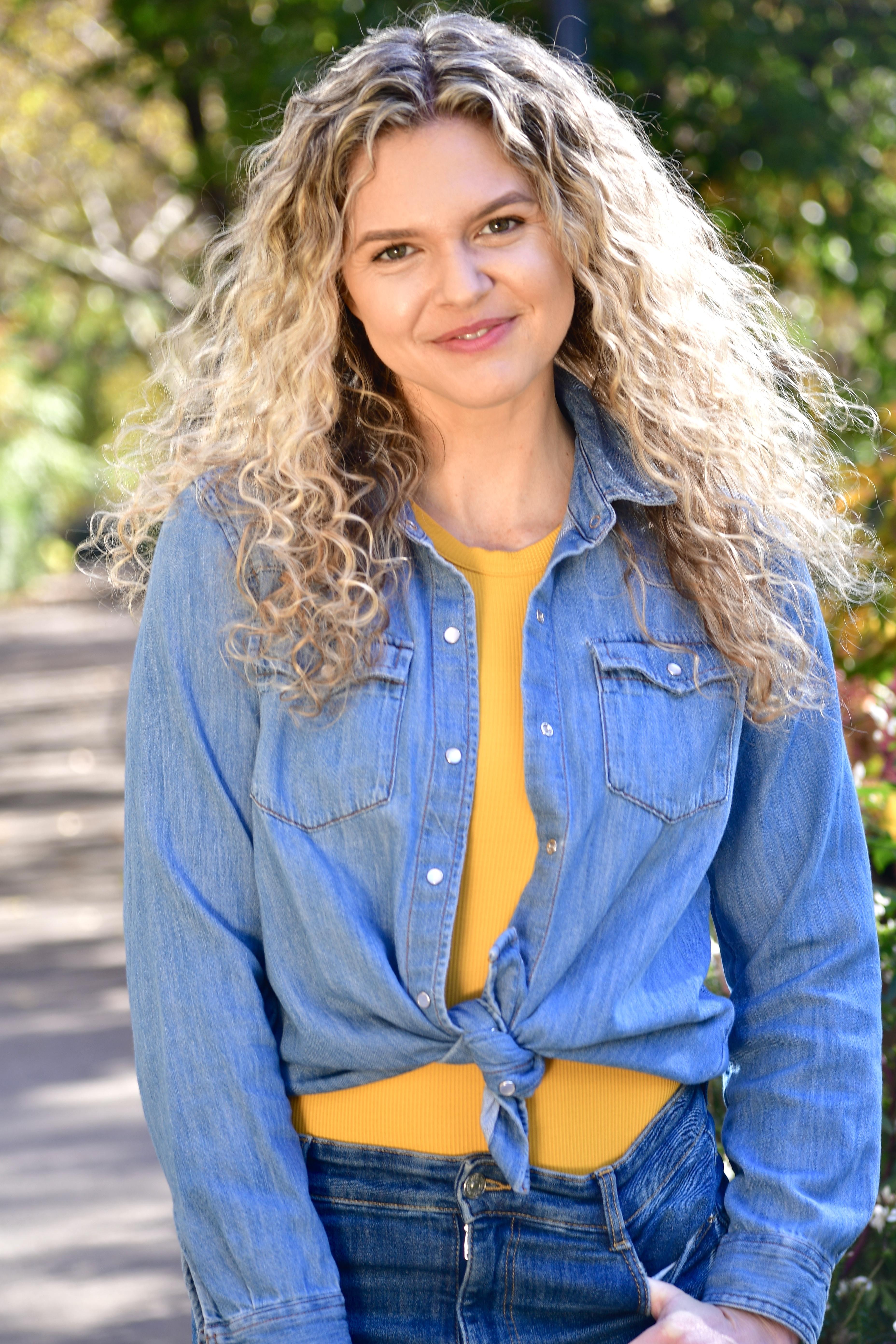 actor Caroline Heinle large photo