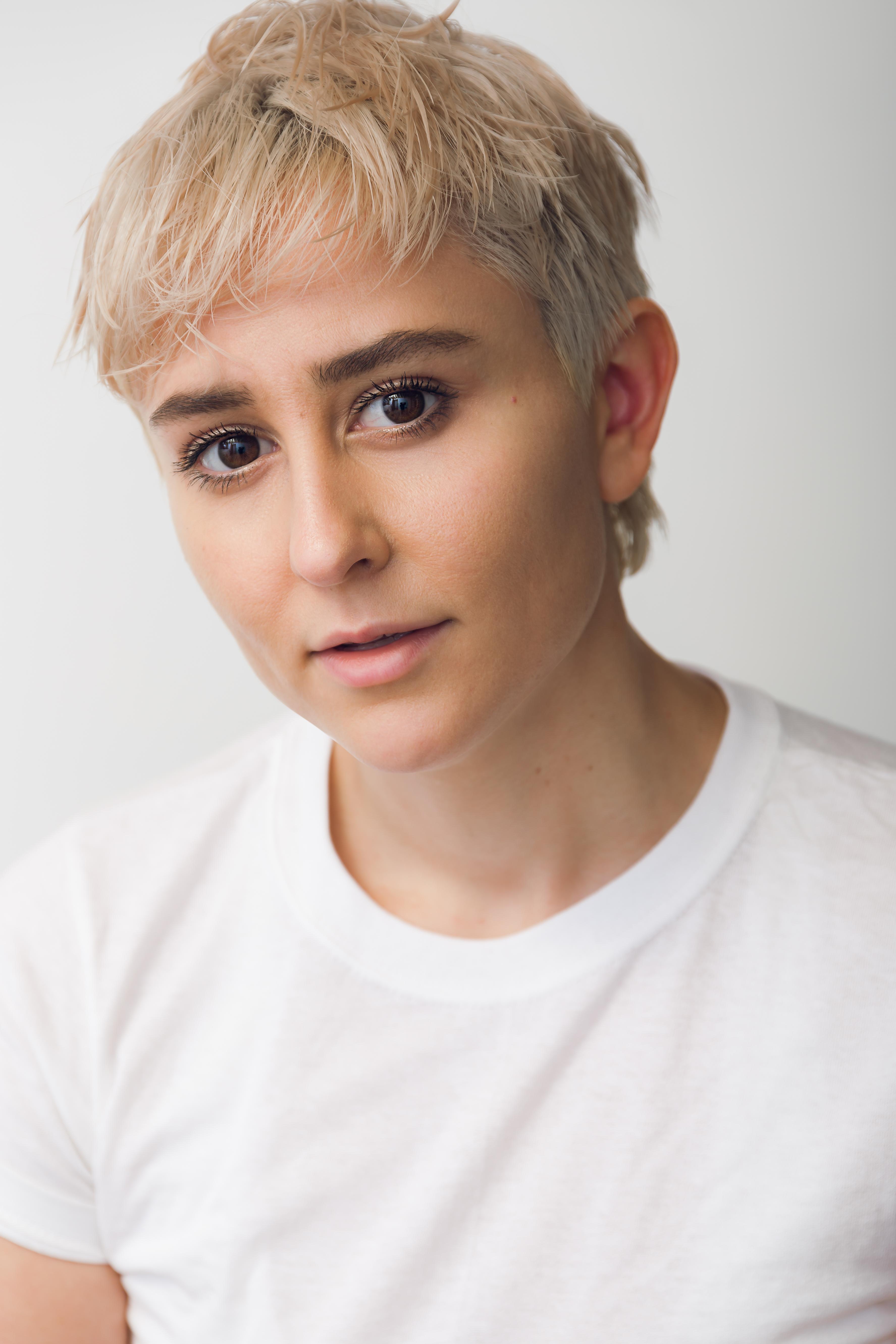 actor Claire McClain large photo