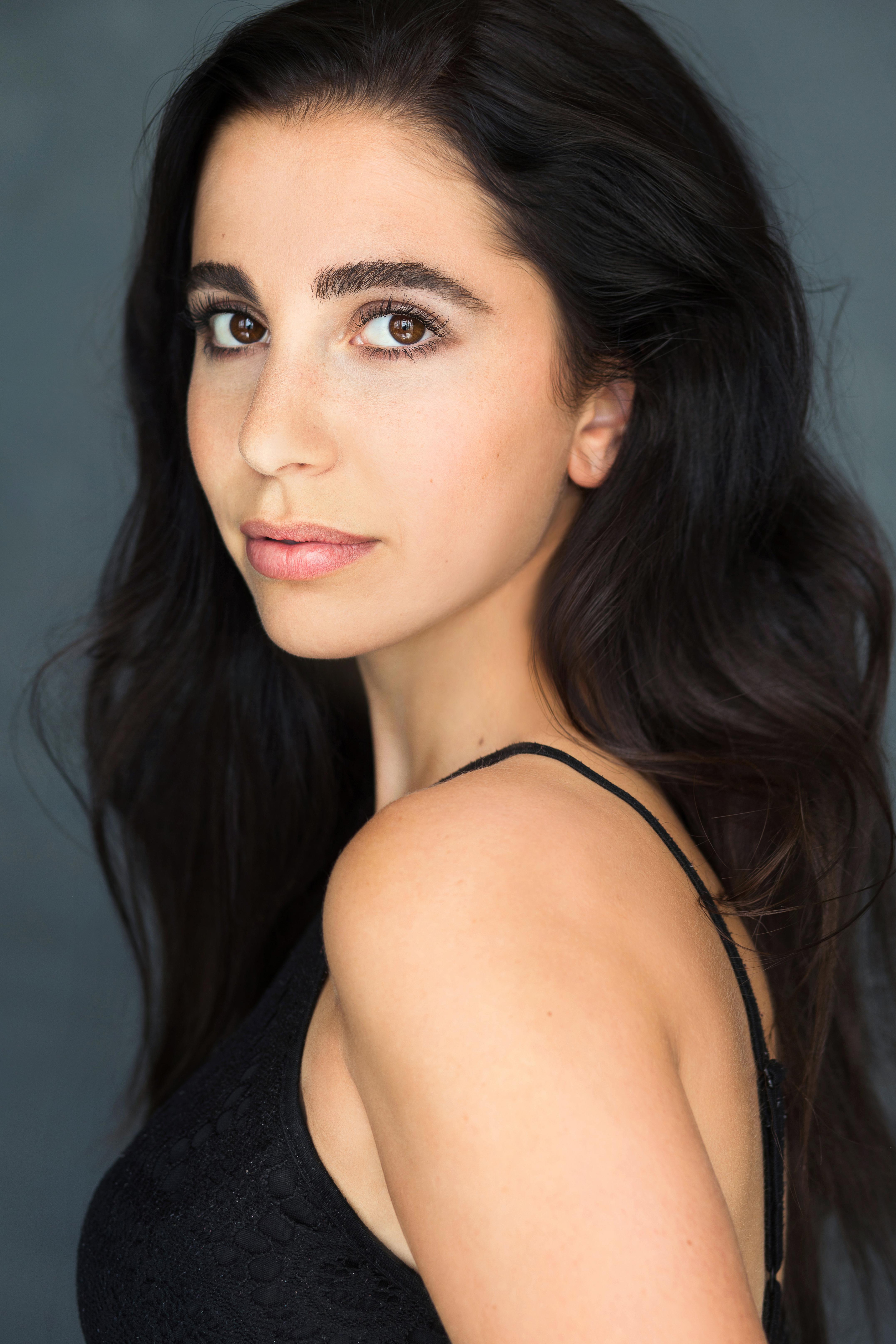 actor Lainey Lipson large photo