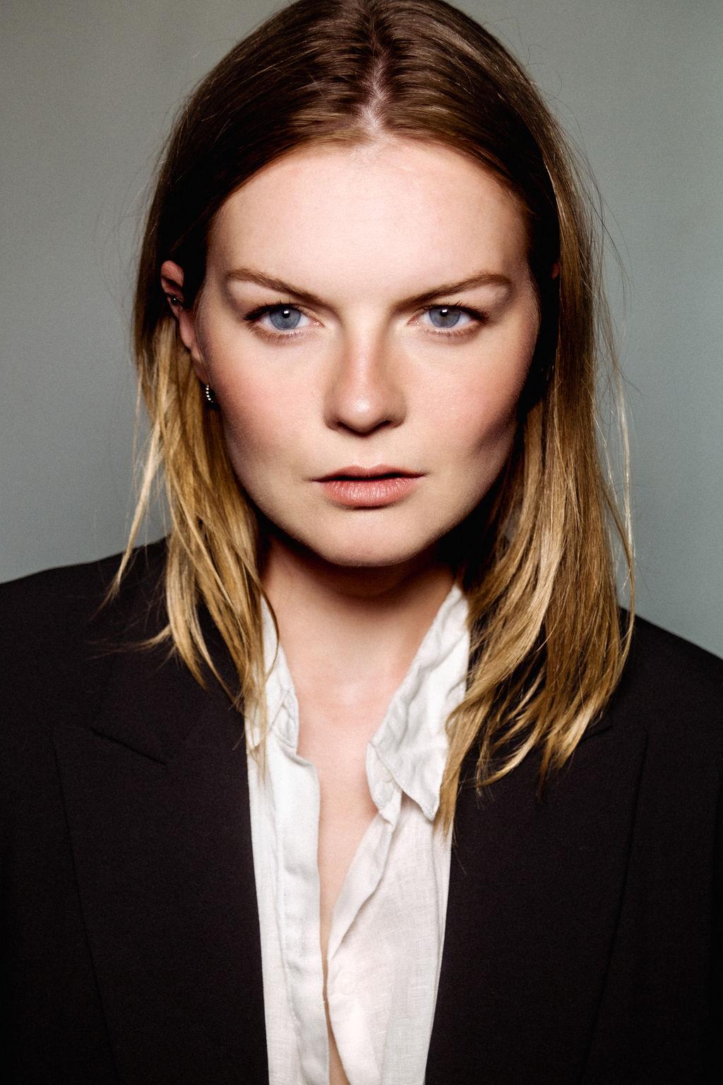 actor Kasey Connolly large photo