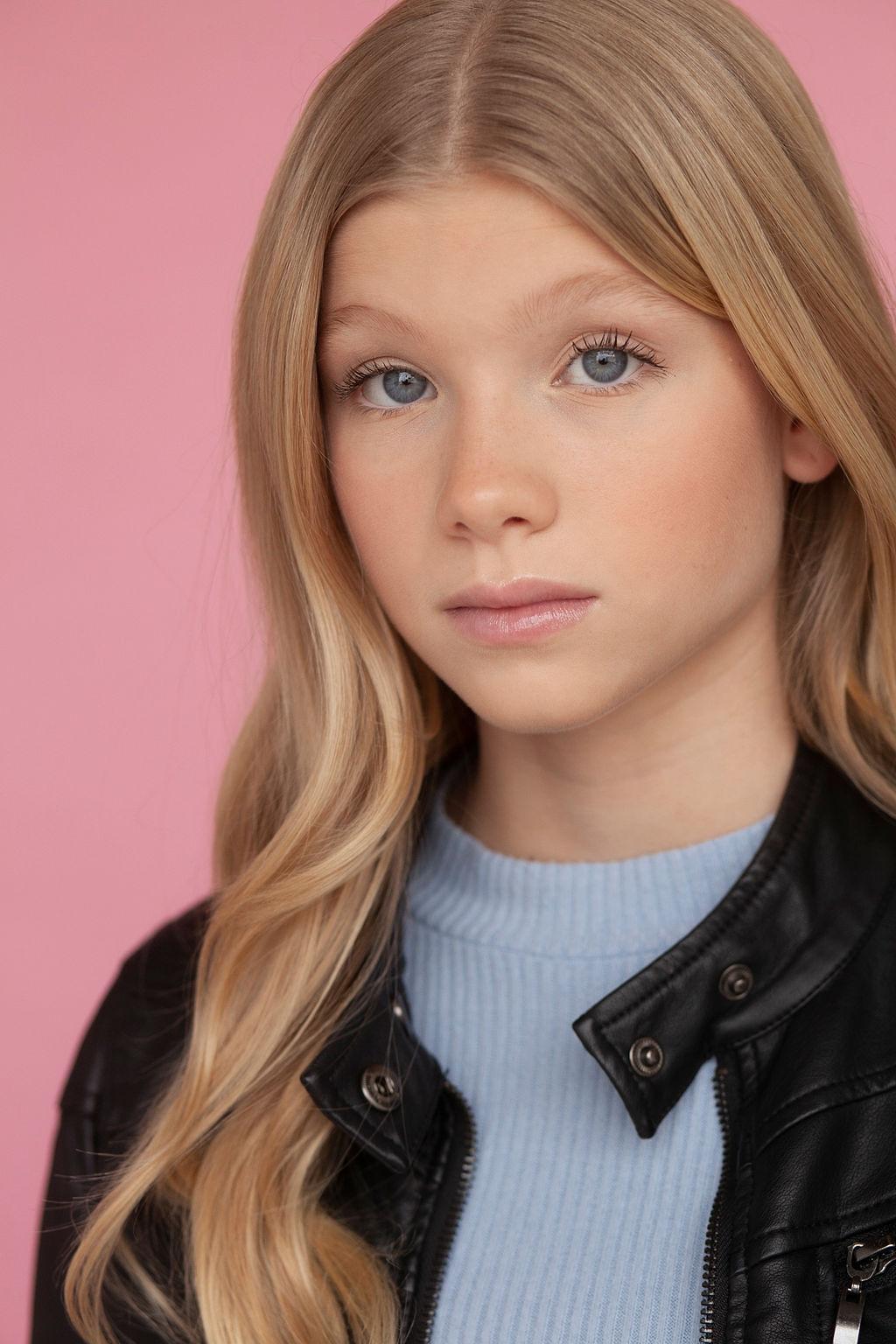 actor Hailey Gray large photo