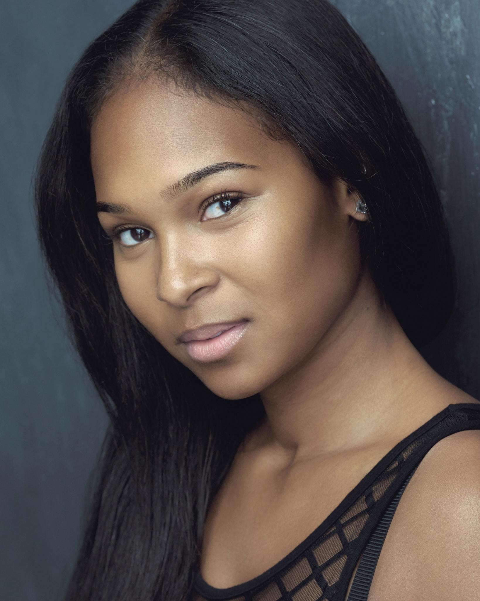 actor Nadine Mills large photo