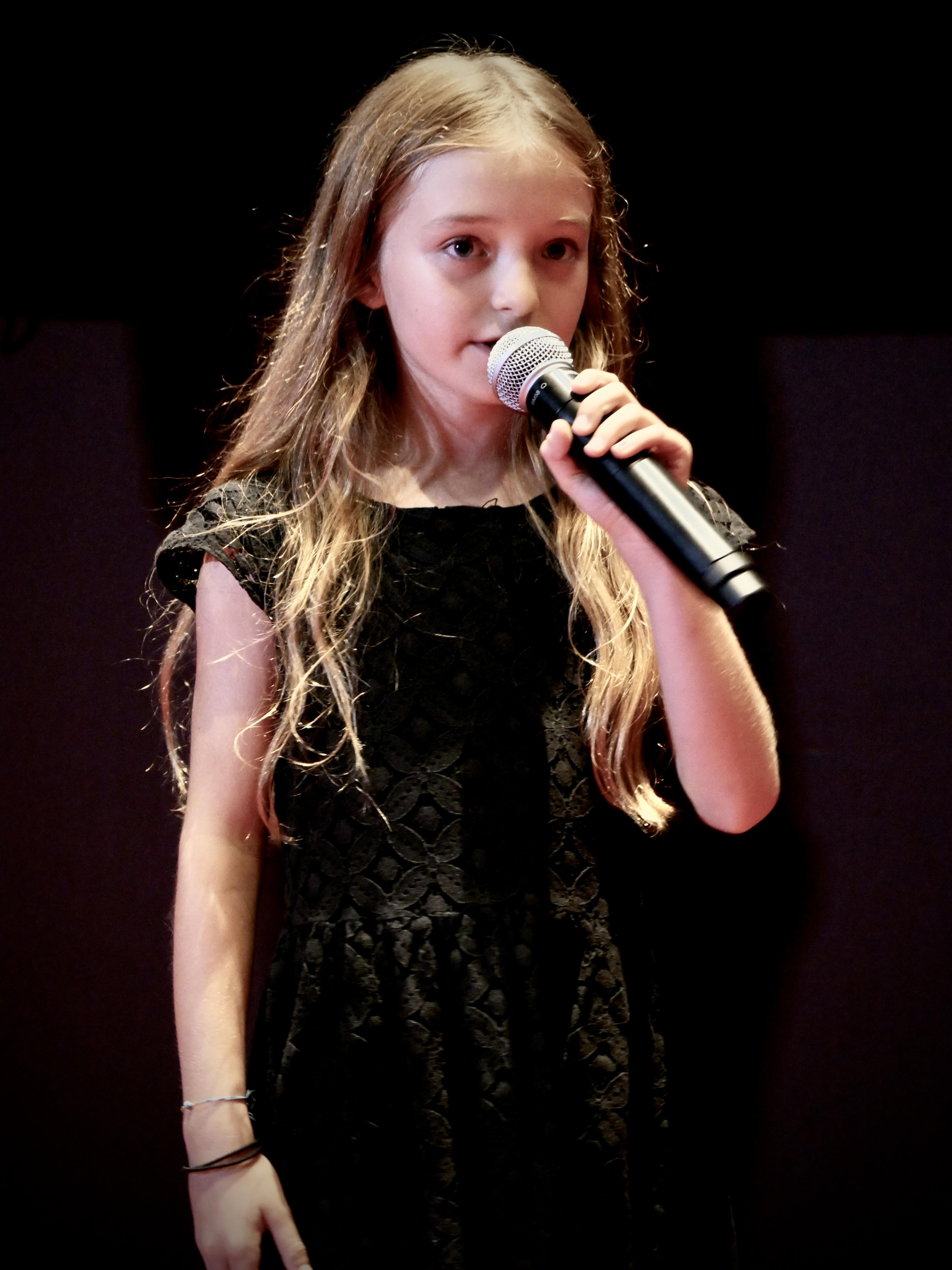 actor Manon Maindivide large photo