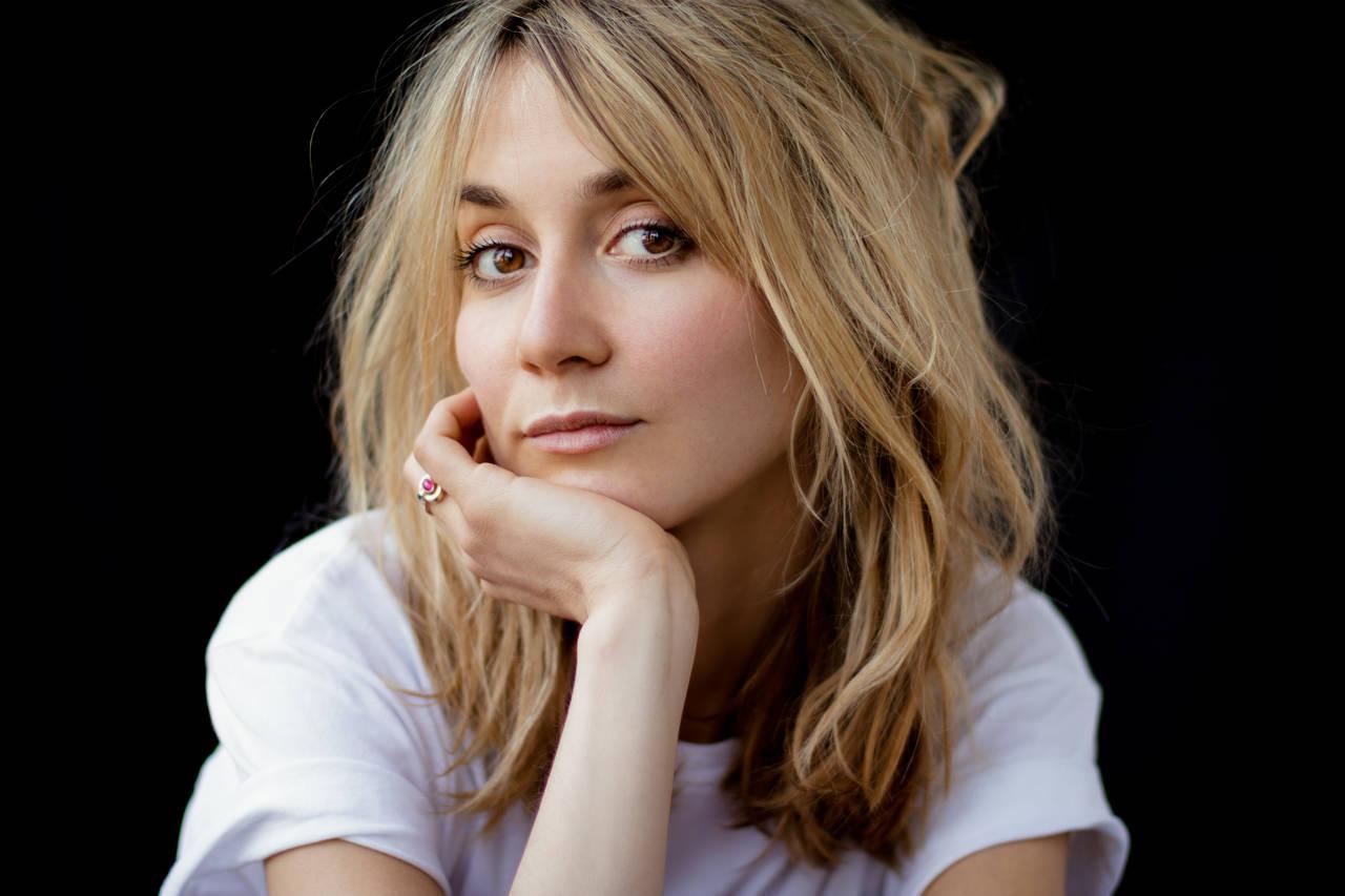 actor Julia Akkermans large photo