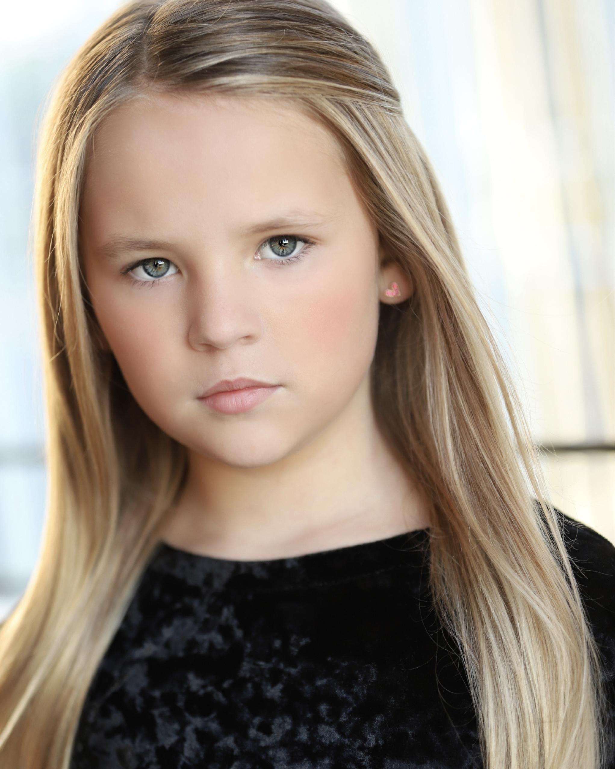 actor Zoe Mackenzie Smith large photo