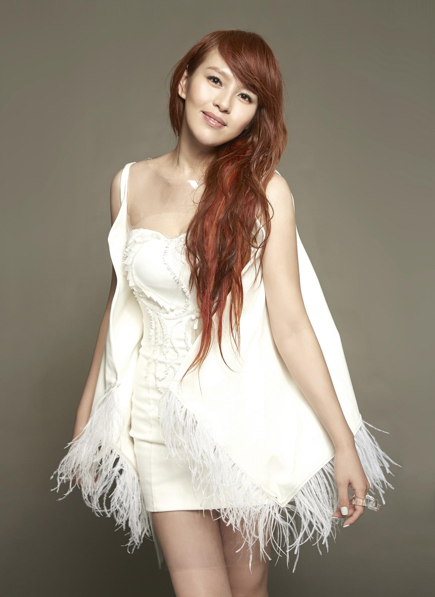 actor Esther Liu large photo