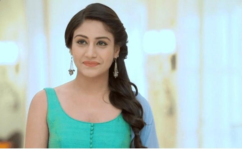 actor Surbhi Chandna large photo