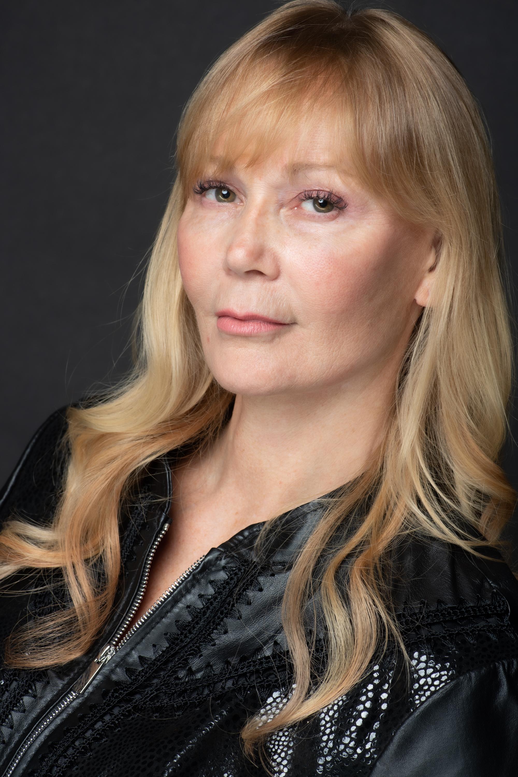 actor Daphne Lewis large photo