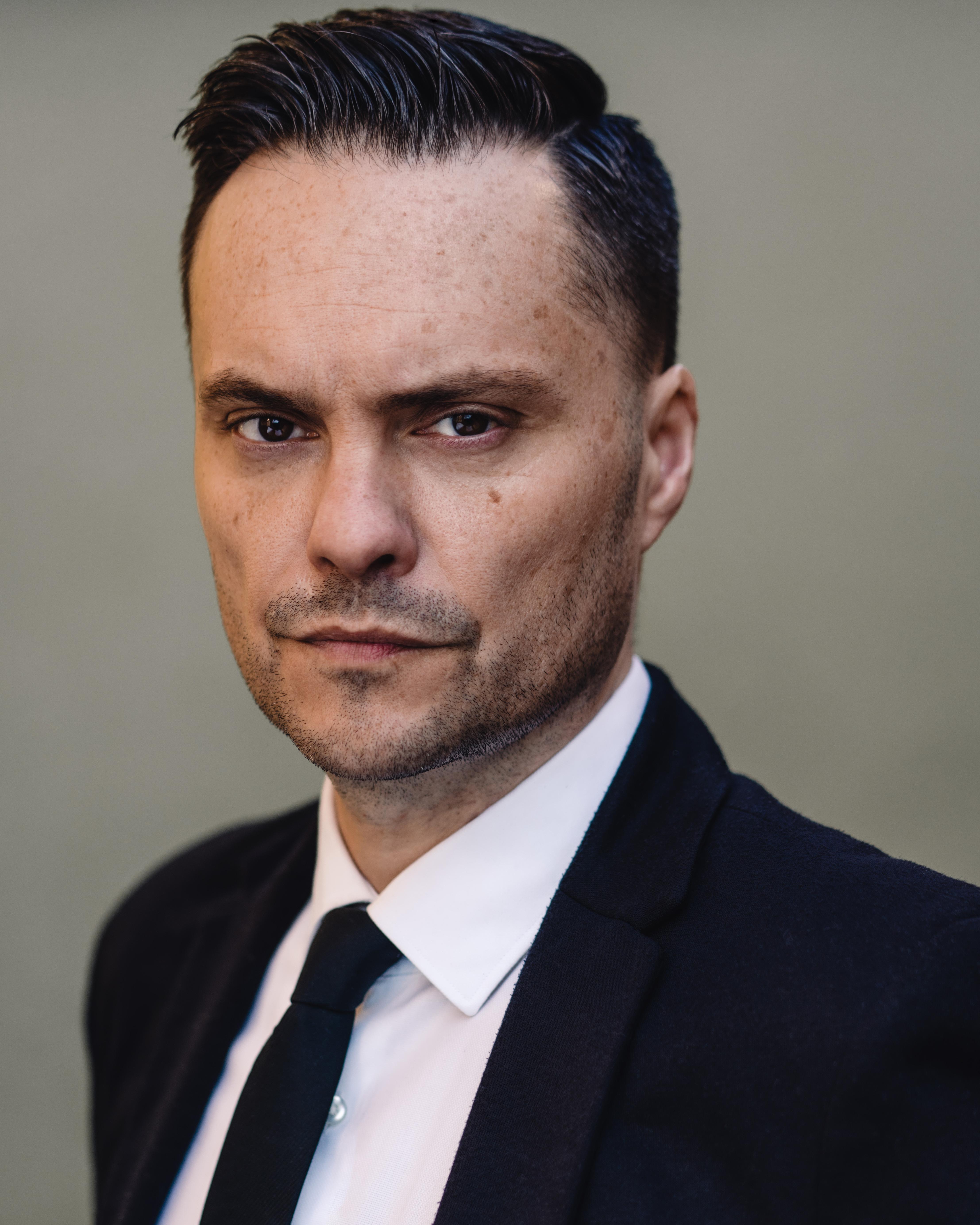 actor Oliver Mason large photo