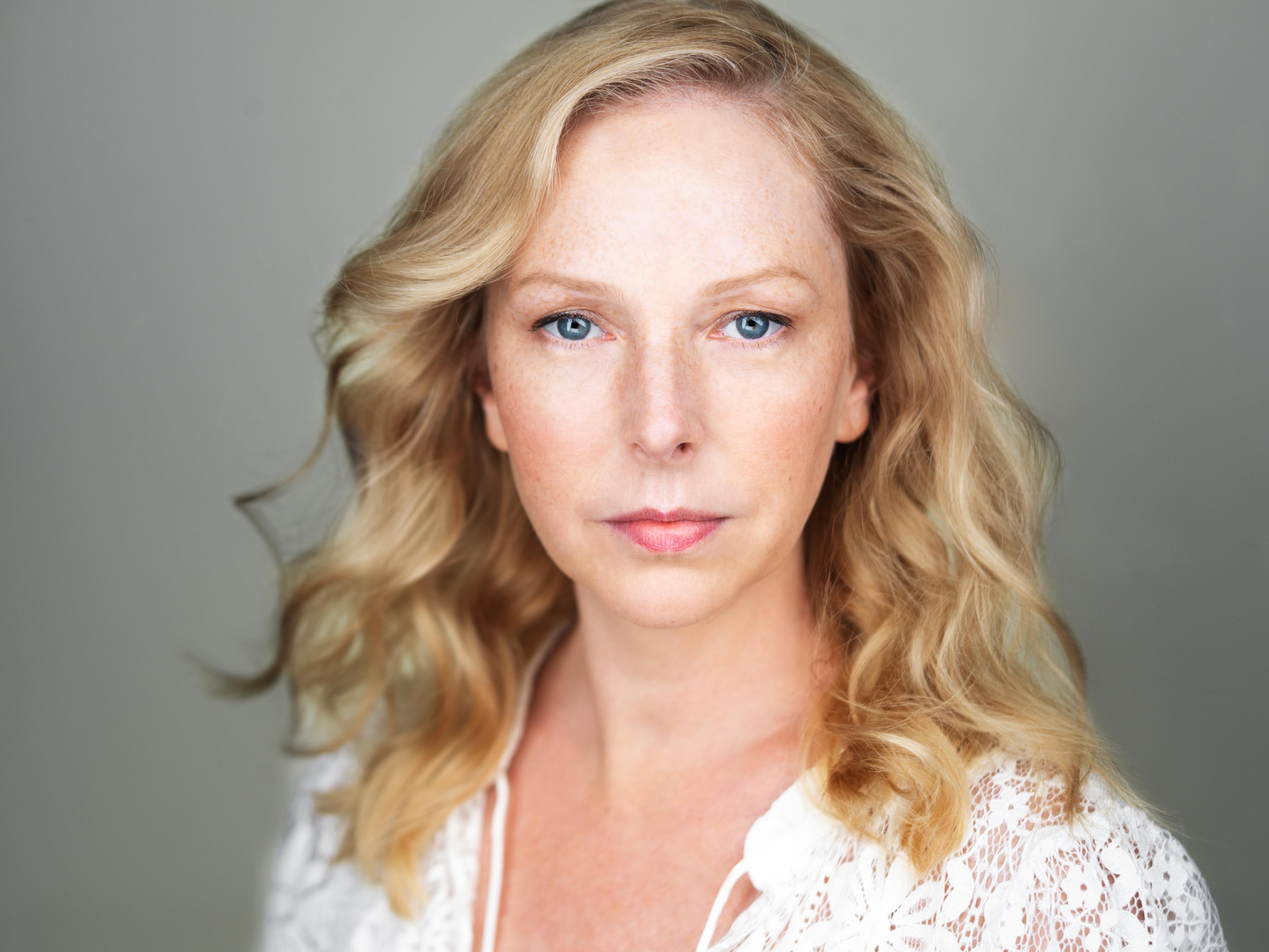 actor Elissa Piszel large photo