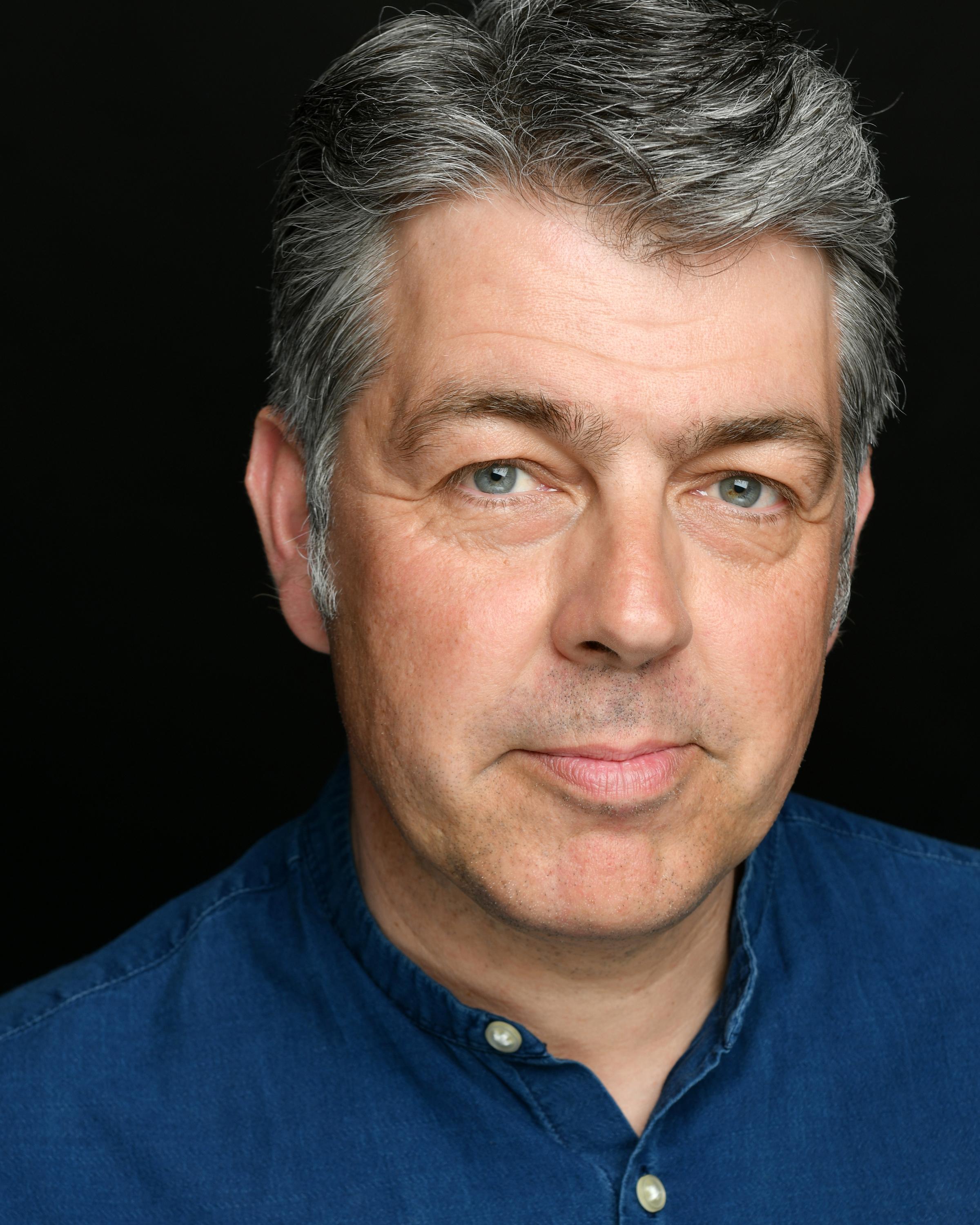 actor Oliver Senton large photo