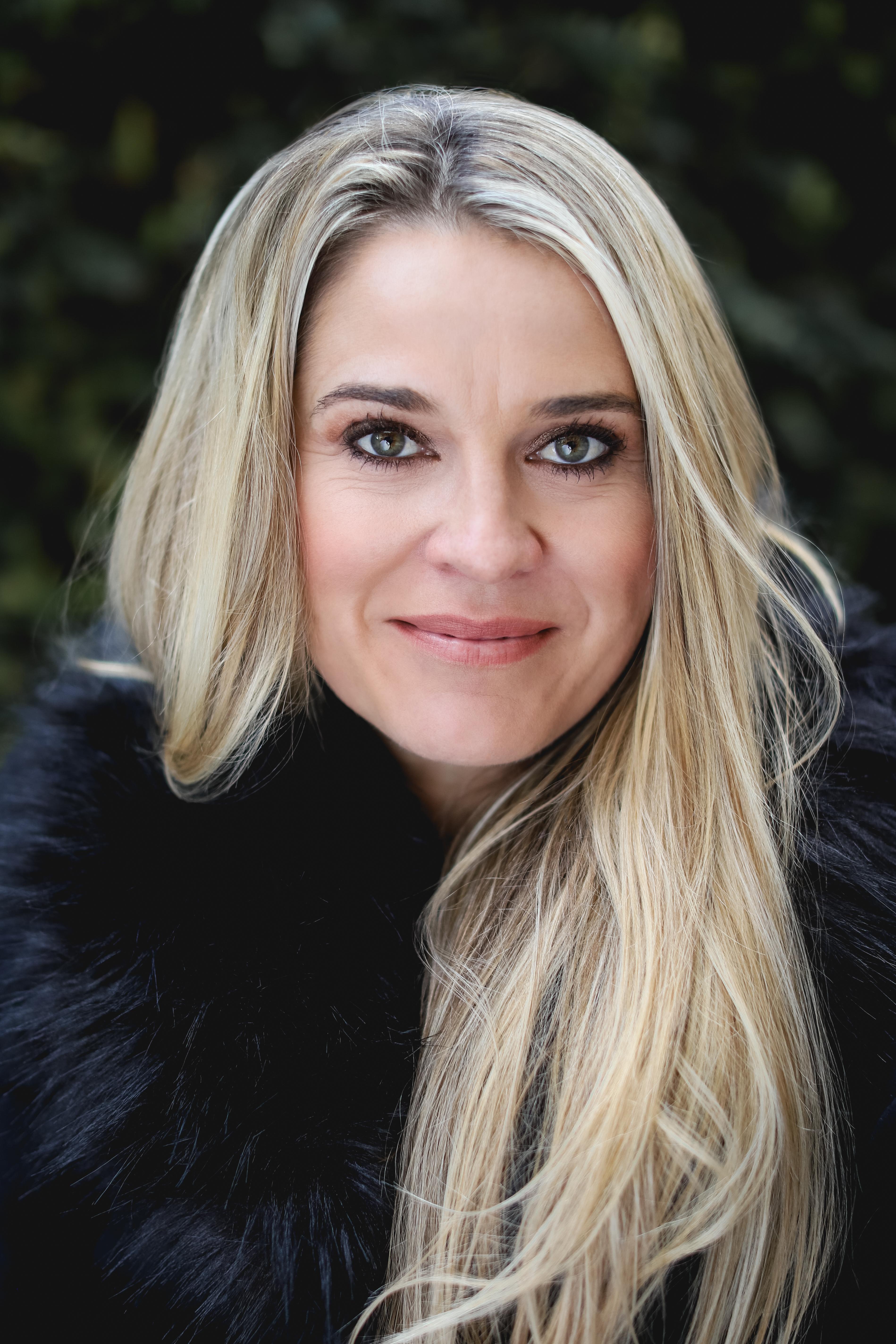 actor Alexandra Davies large photo