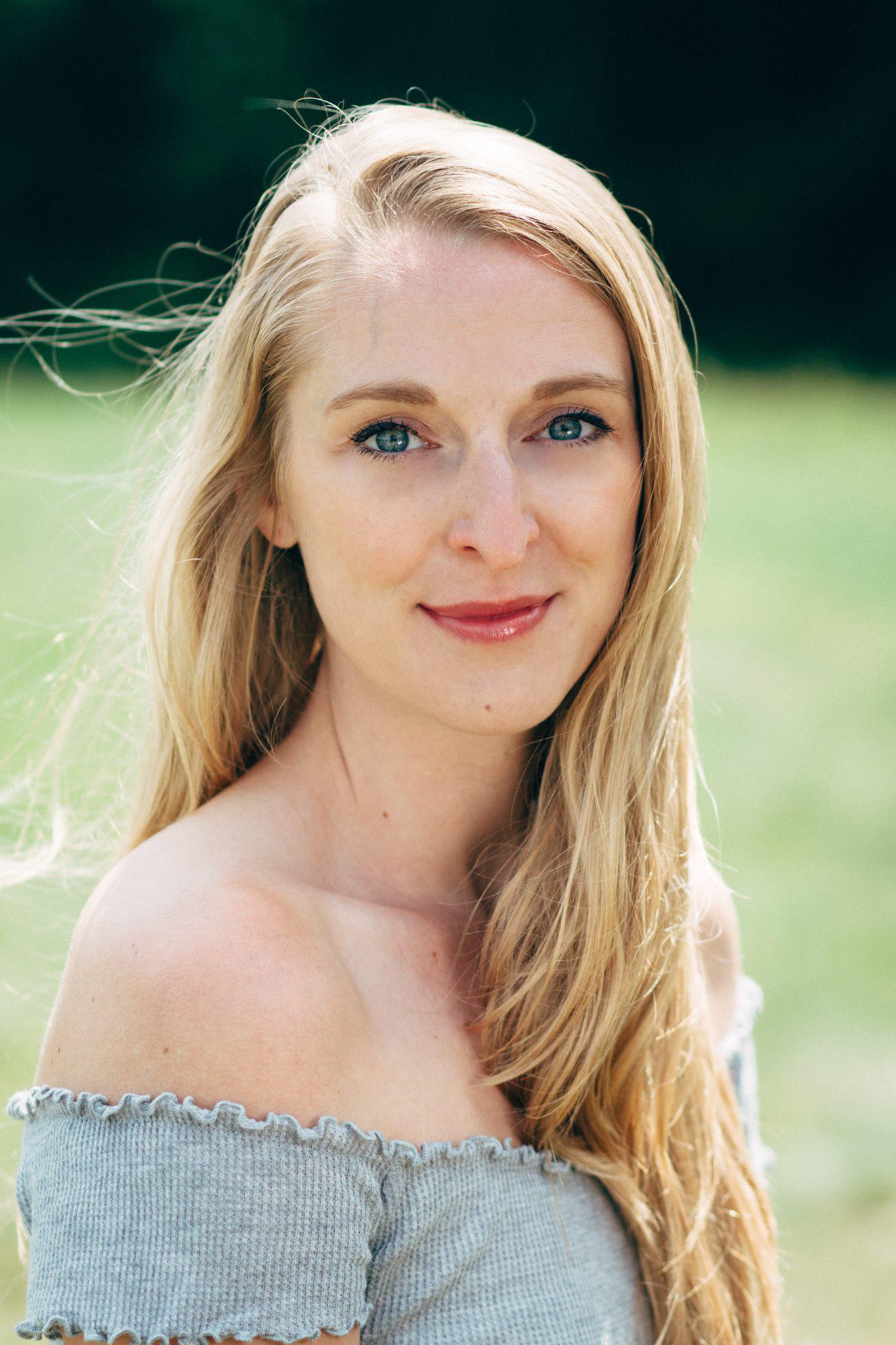 actor Grace Hendy large photo