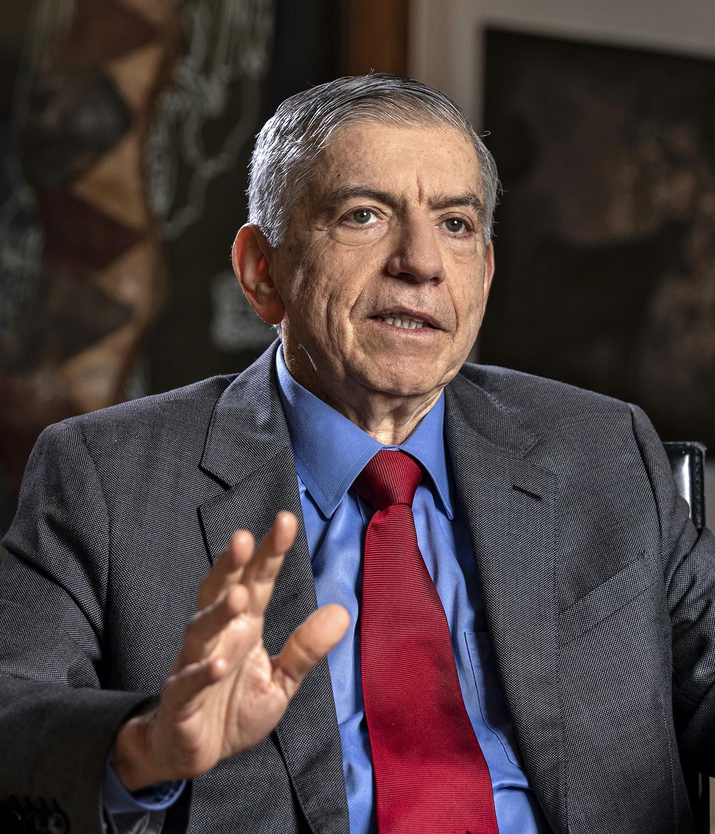 actor César Gaviria large photo