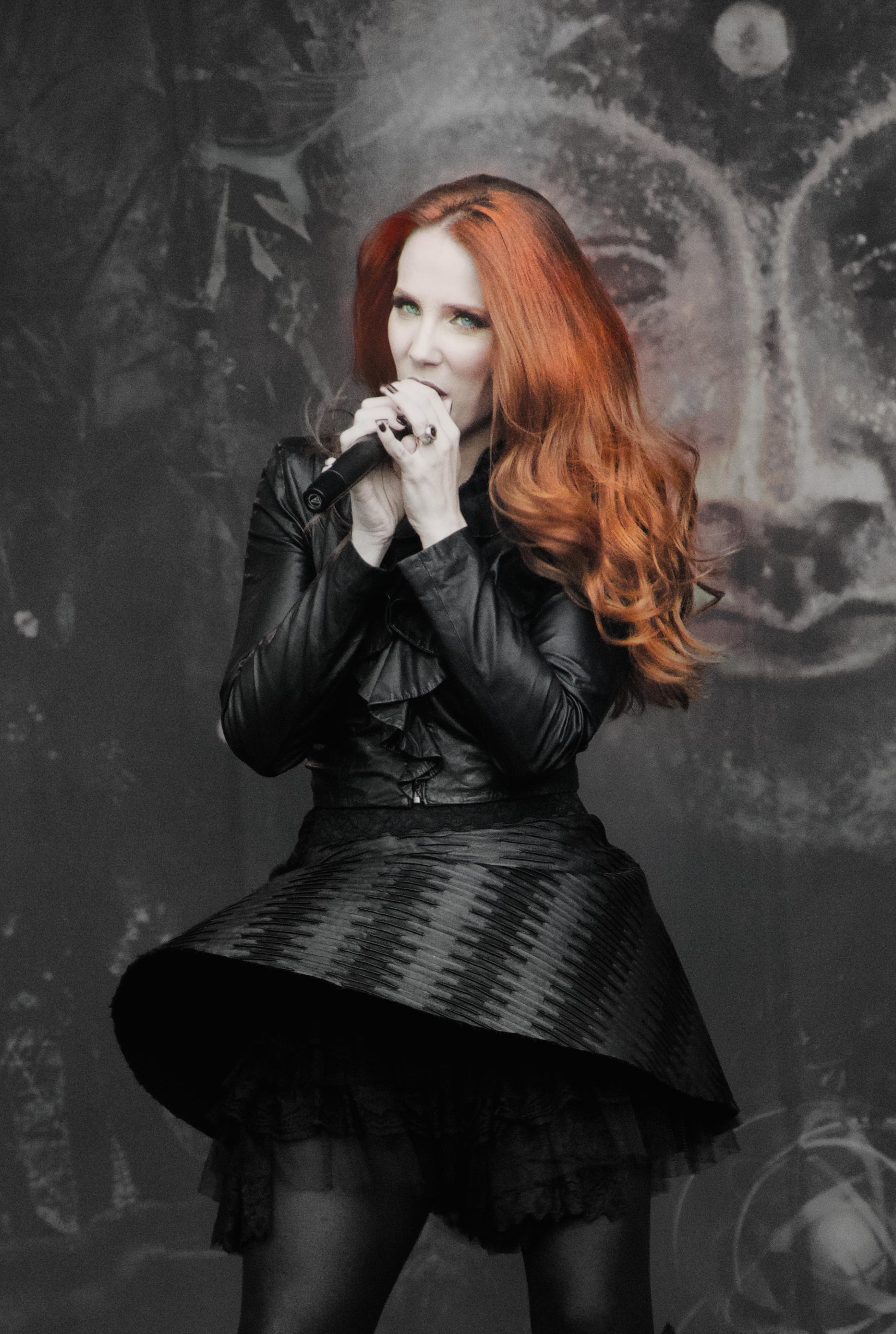 actor Simone Simons large photo