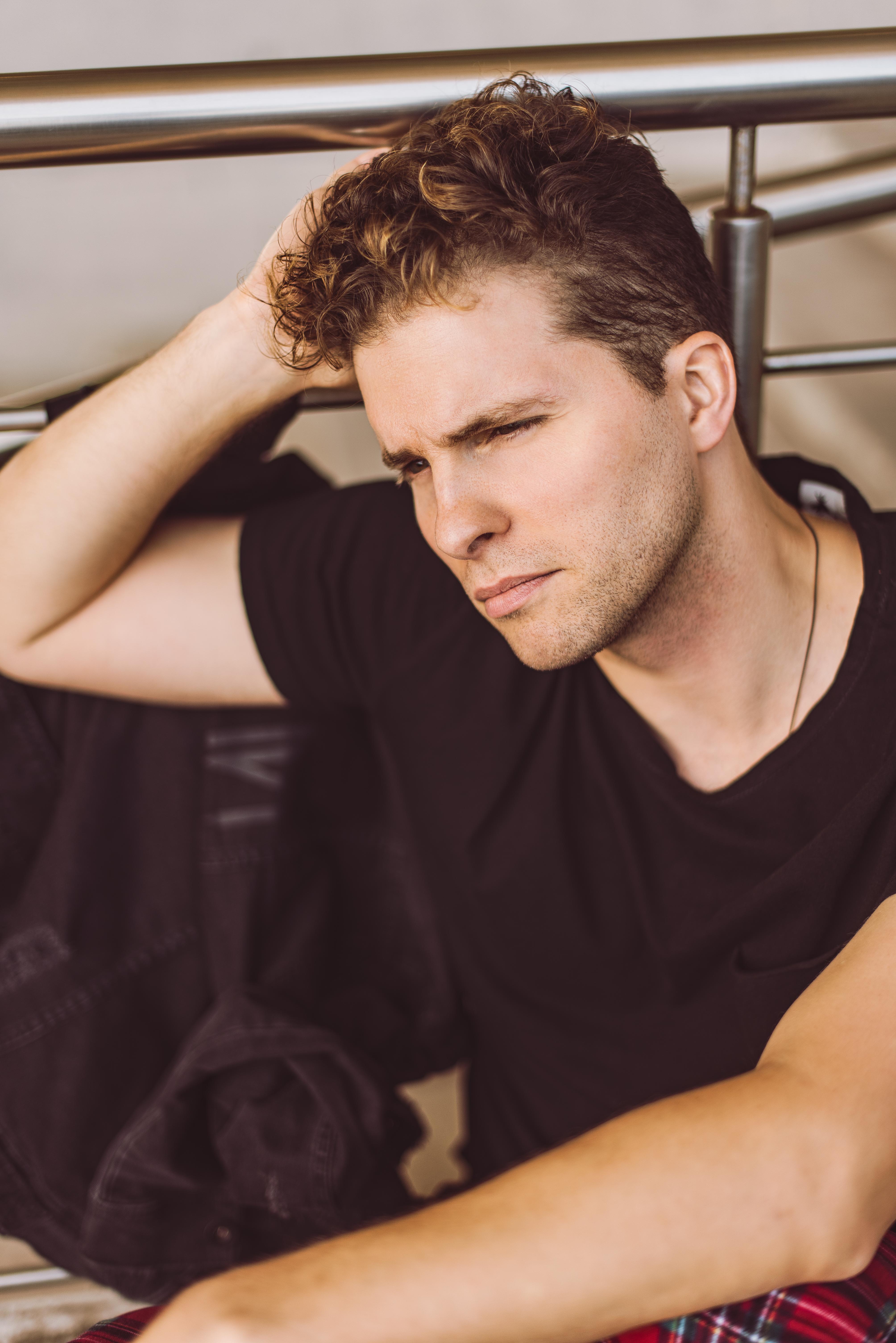 actor Thiago Fragoso large photo