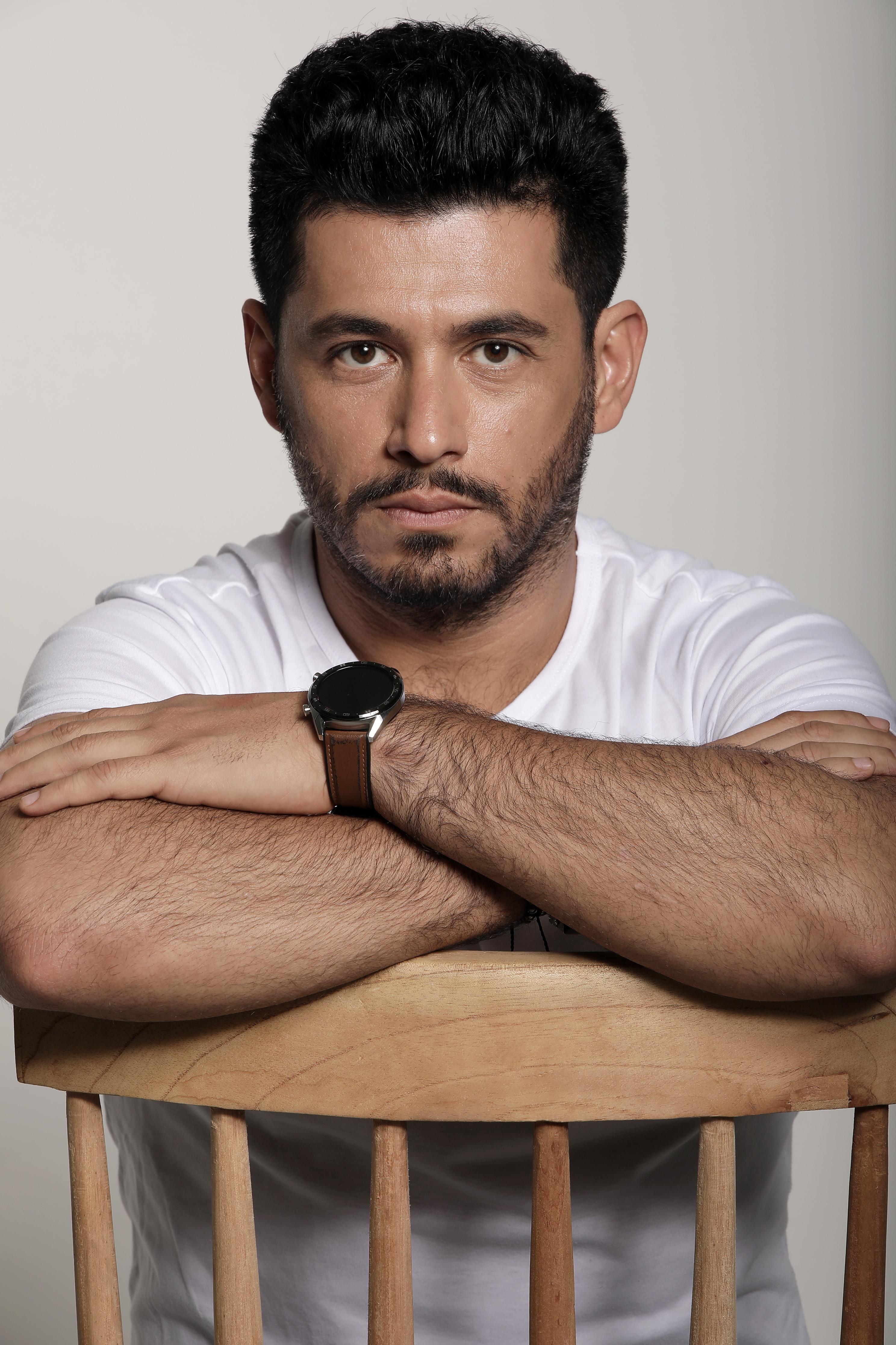 actor Santiago Alarcón large photo