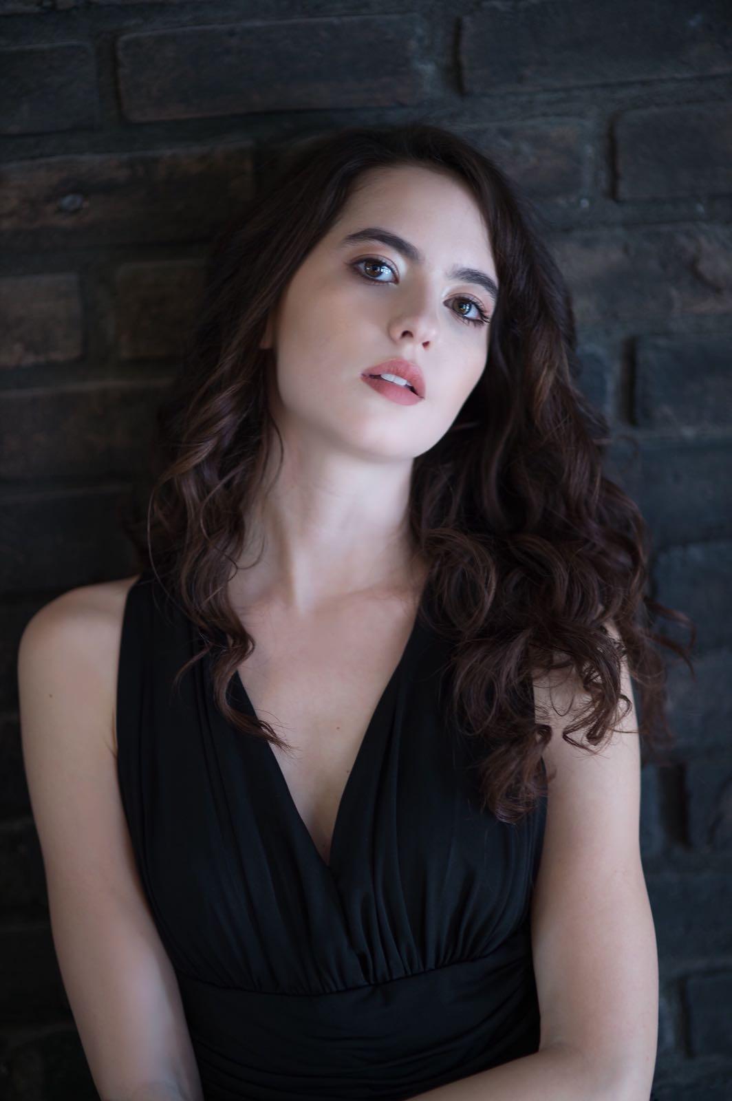 actor Ezgi Senler large photo