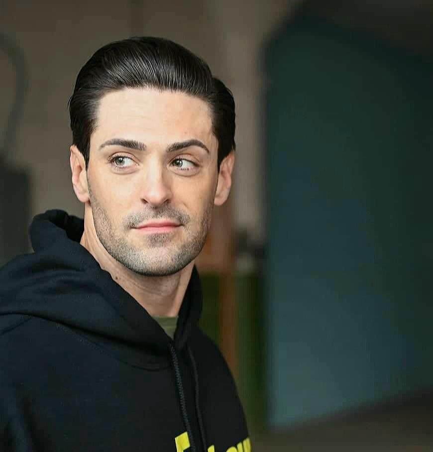 actor Aaron Noble large photo