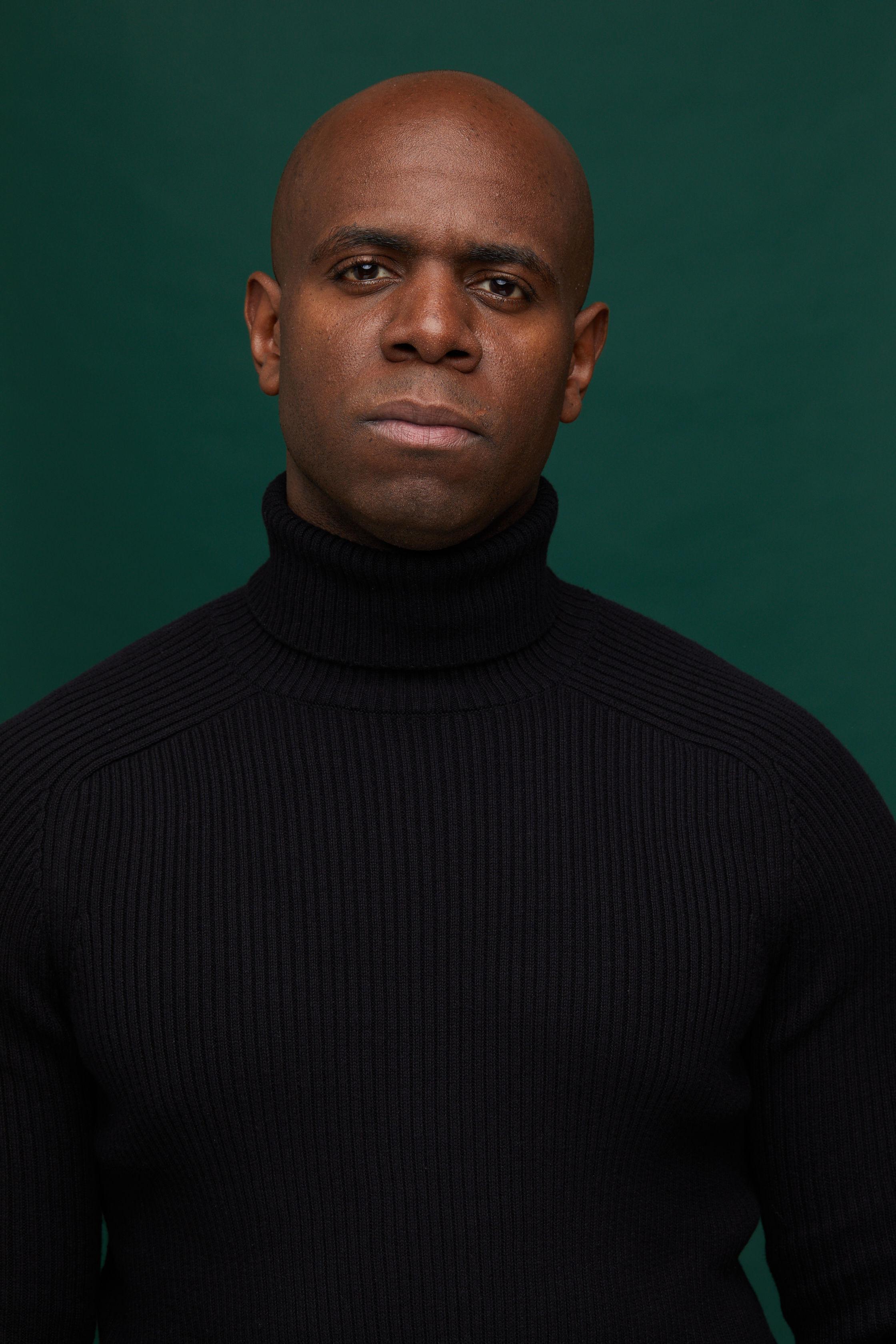 actor Louis Holmes large photo